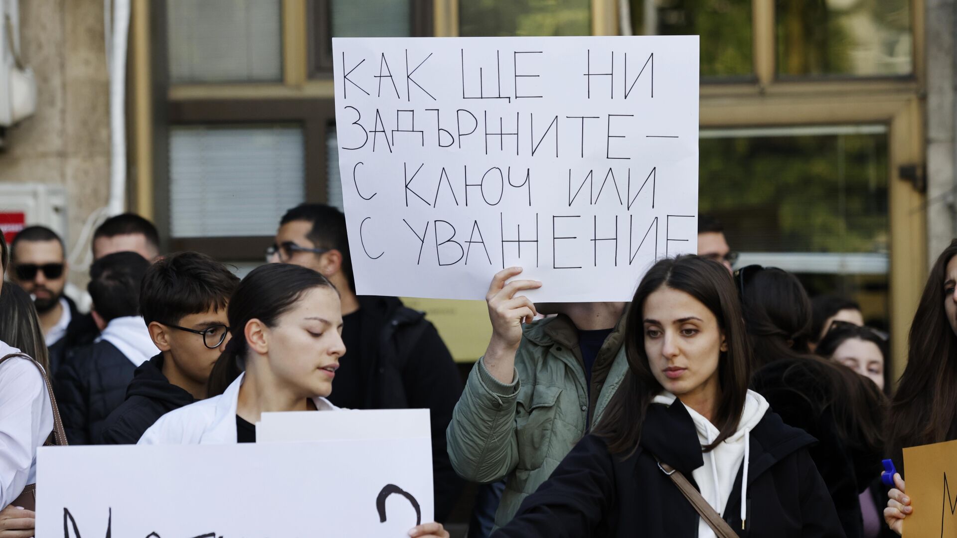 Заплатите на медиците: Комисията отхвърли предложението за 6000 лв. за лекари и 4000 лв. за сестри