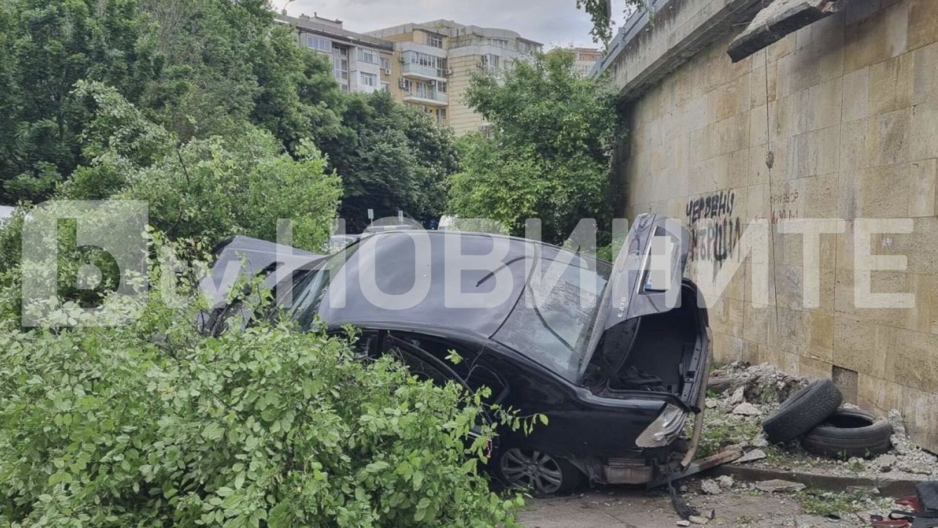 Полицейска гонка в Бургас: Кола падна от пътното платно, трима мигранти са в болница (СНИМКИ)