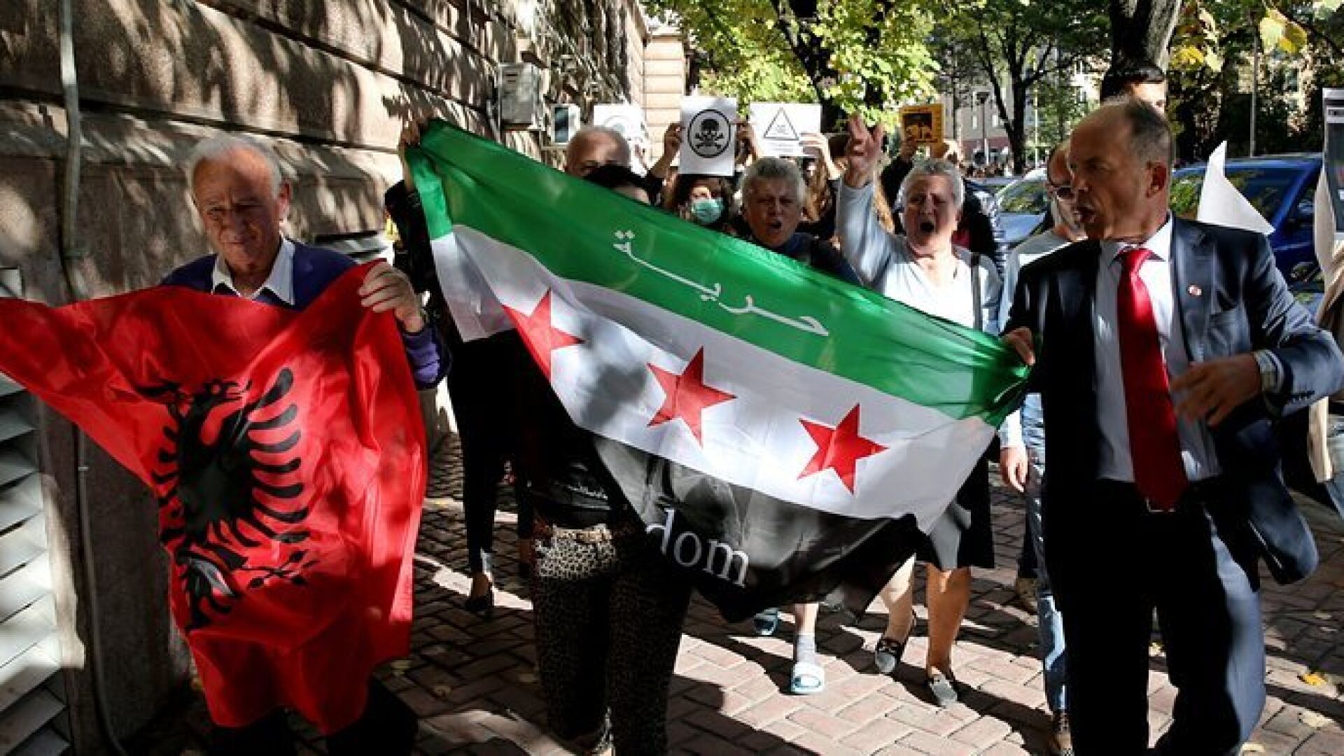 Тирана въстана срещу идея за унищожаване на сирийския химически арсенал в Албания