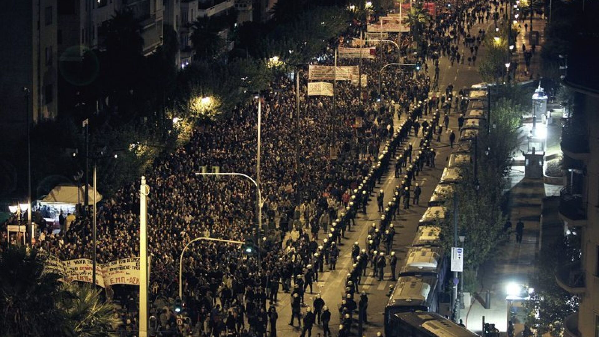 Хиляди гърци отбелязаха 40 г. от бунта в атинската Политехника