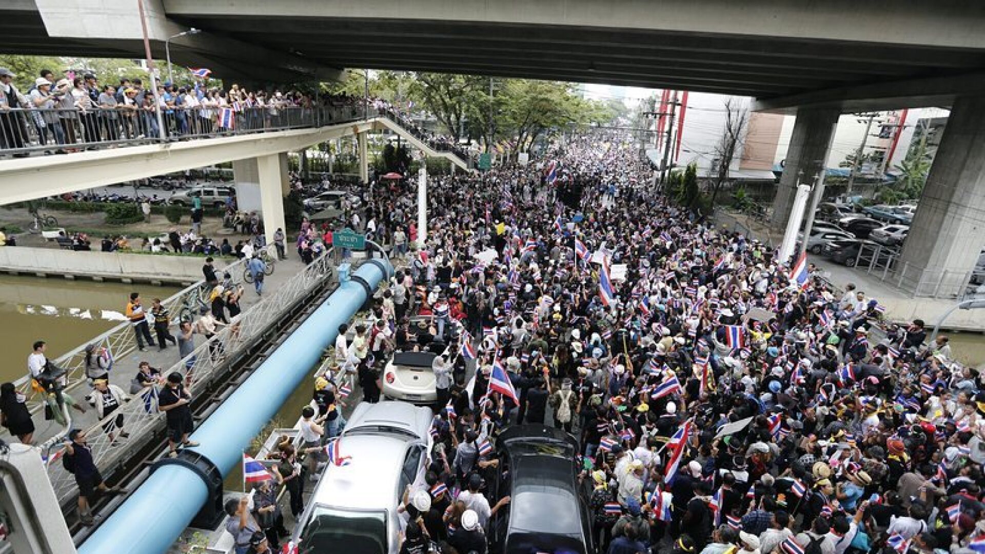 Протестиращи нахлуха в министерството на финансите в Банкок