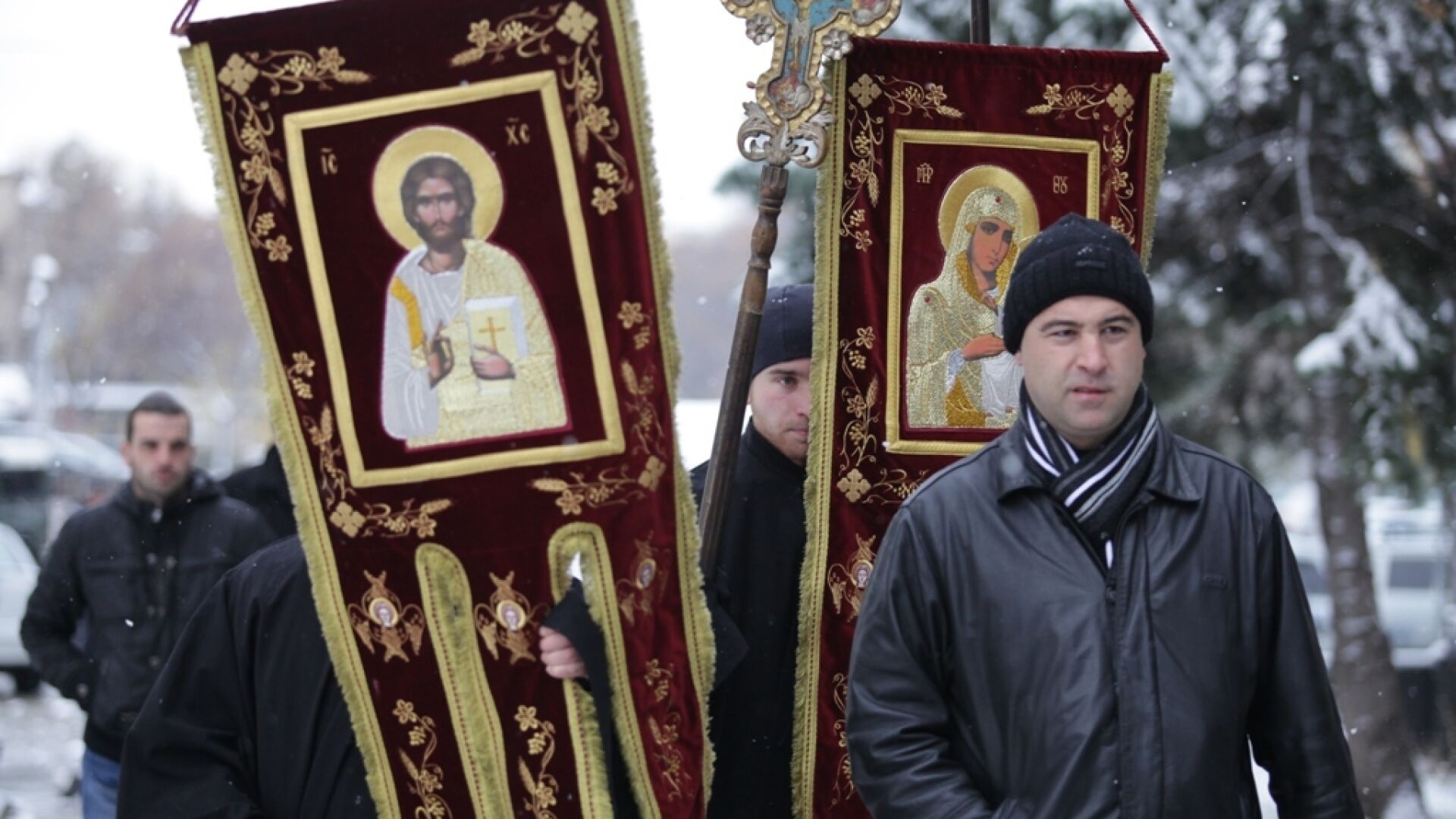 Протестиращи защитиха монах, обвинен, че има семейство