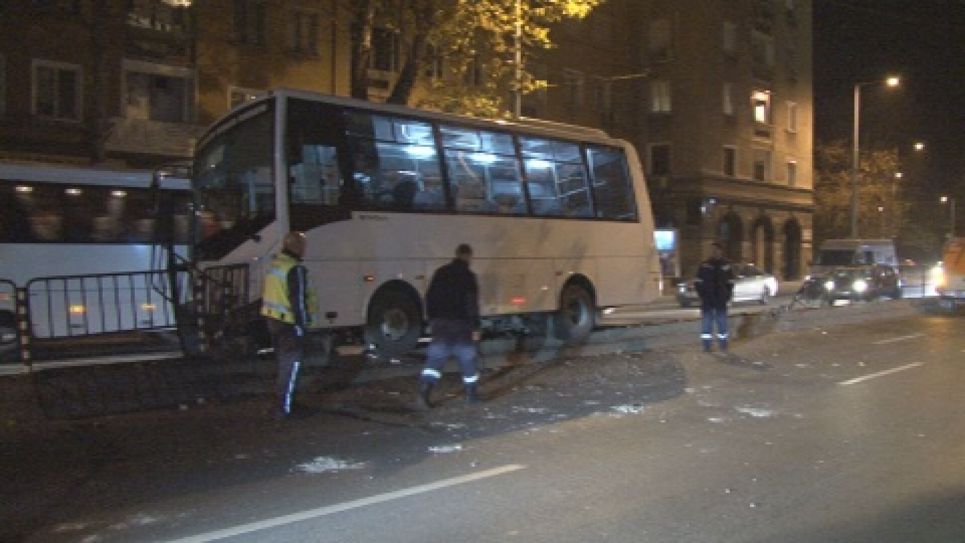 Автобус на градския транспорт катастрофира в Пловдив (СНИМКИ)
