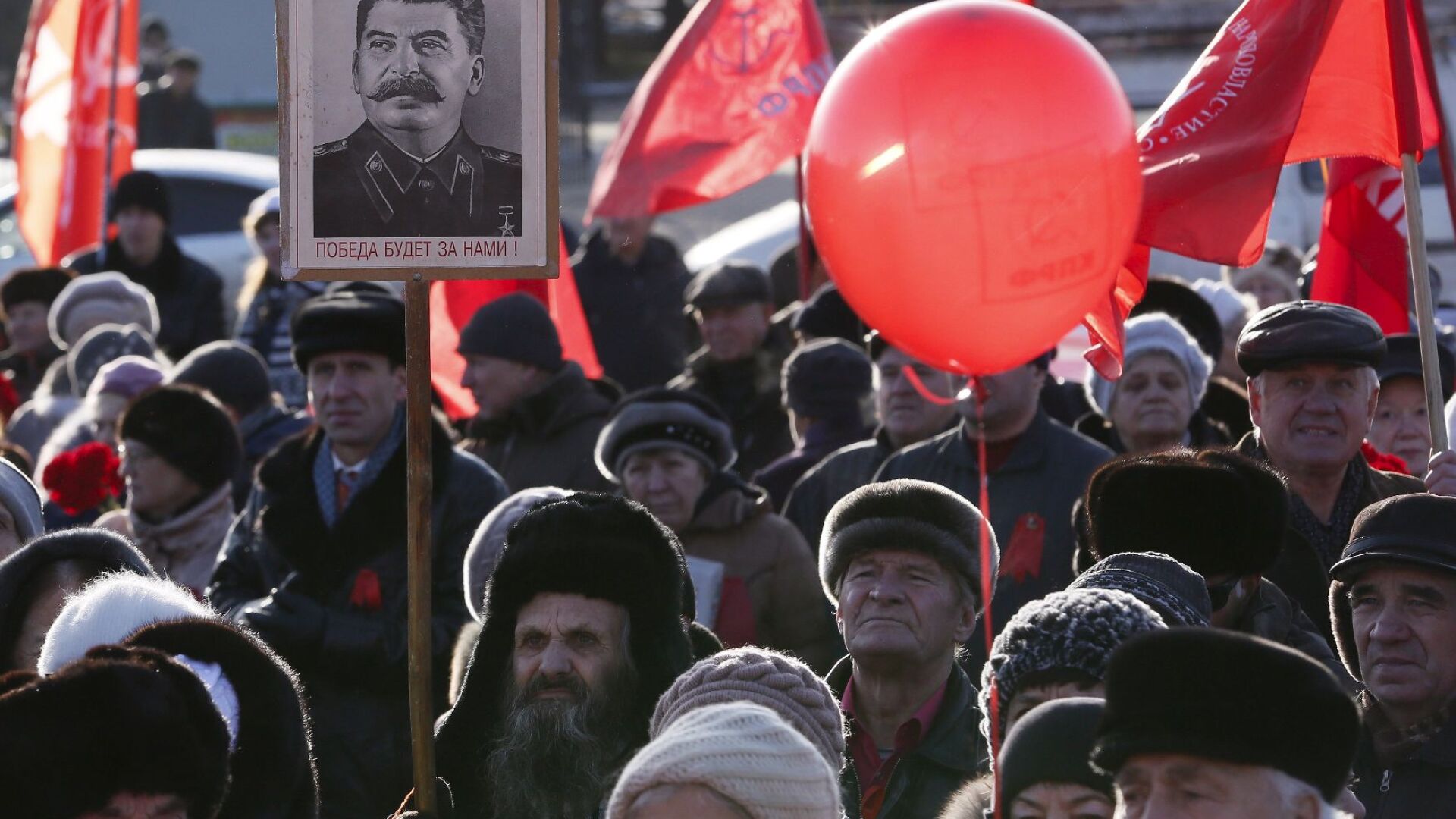 Русия и Беларус честват годишнинa от Октомврийската революция (ГАЛЕРИЯ)