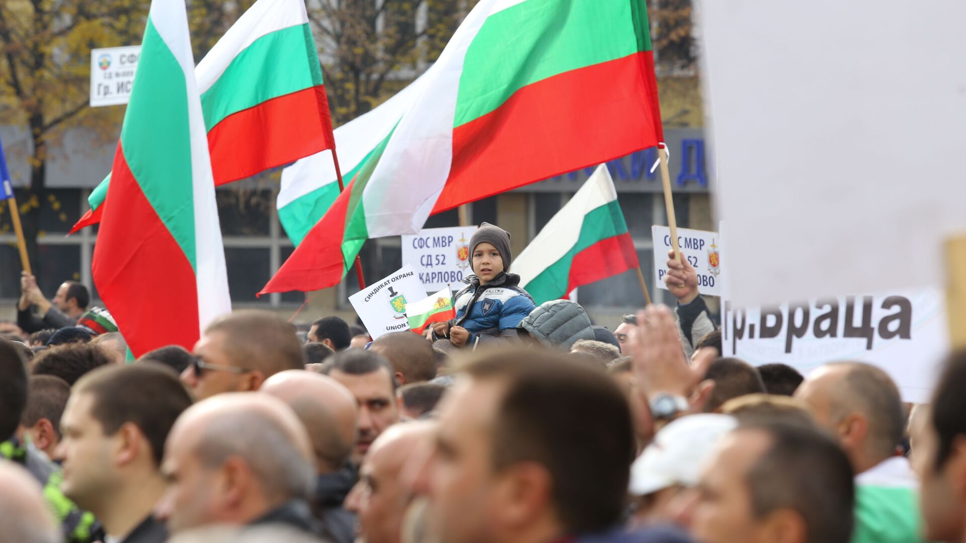 Хиляди служители на МВР се събраха на протест пред парламента (СНИМКИ И ВИДЕО)