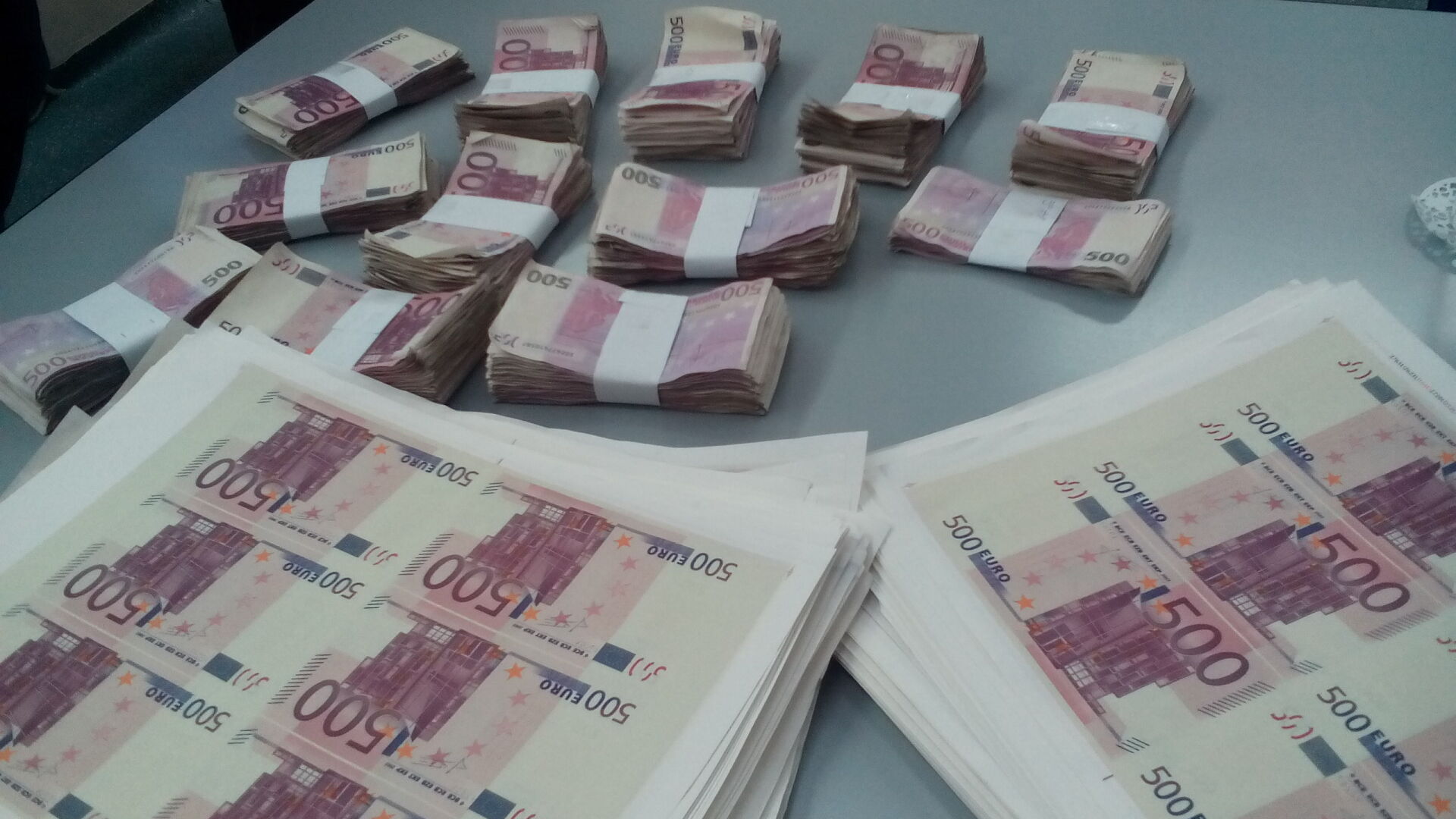 Откриха над 13 млн. фалшиви евро в язовир край Първомай (СНИМКИ)