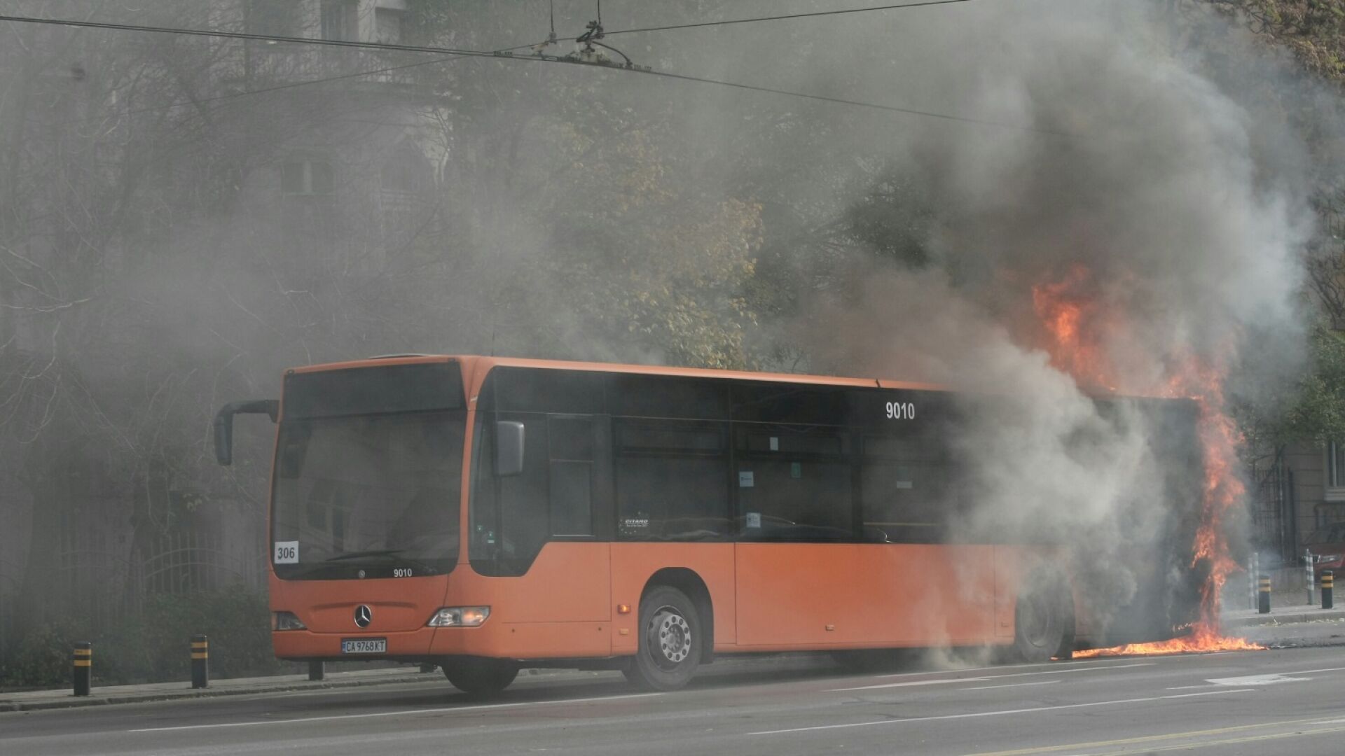 Автобус се запали близо до Орлов мост (ГАЛЕРИЯ)