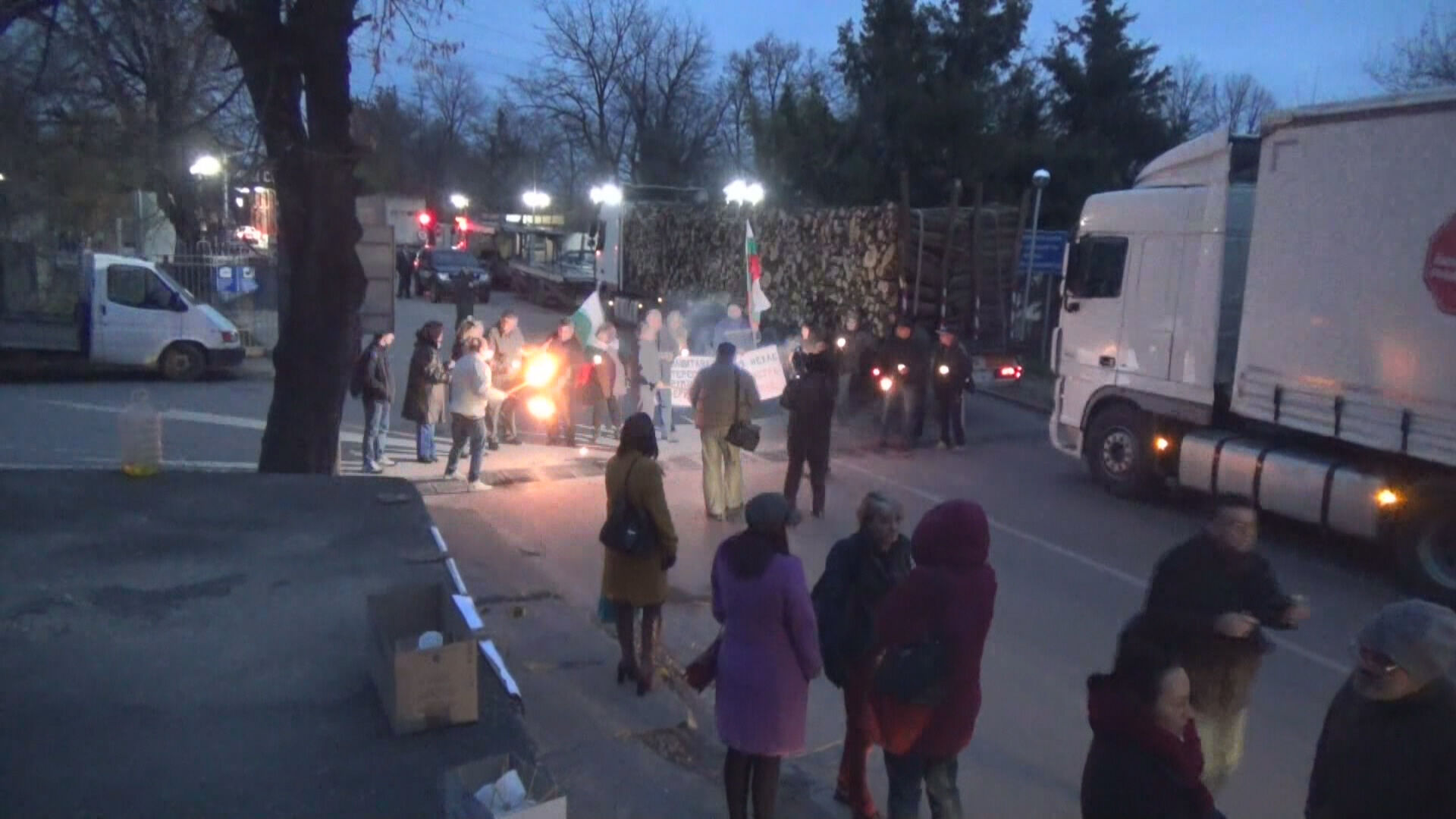 Силистренци протестираха срещу терора на тировете (СНИМКИ)