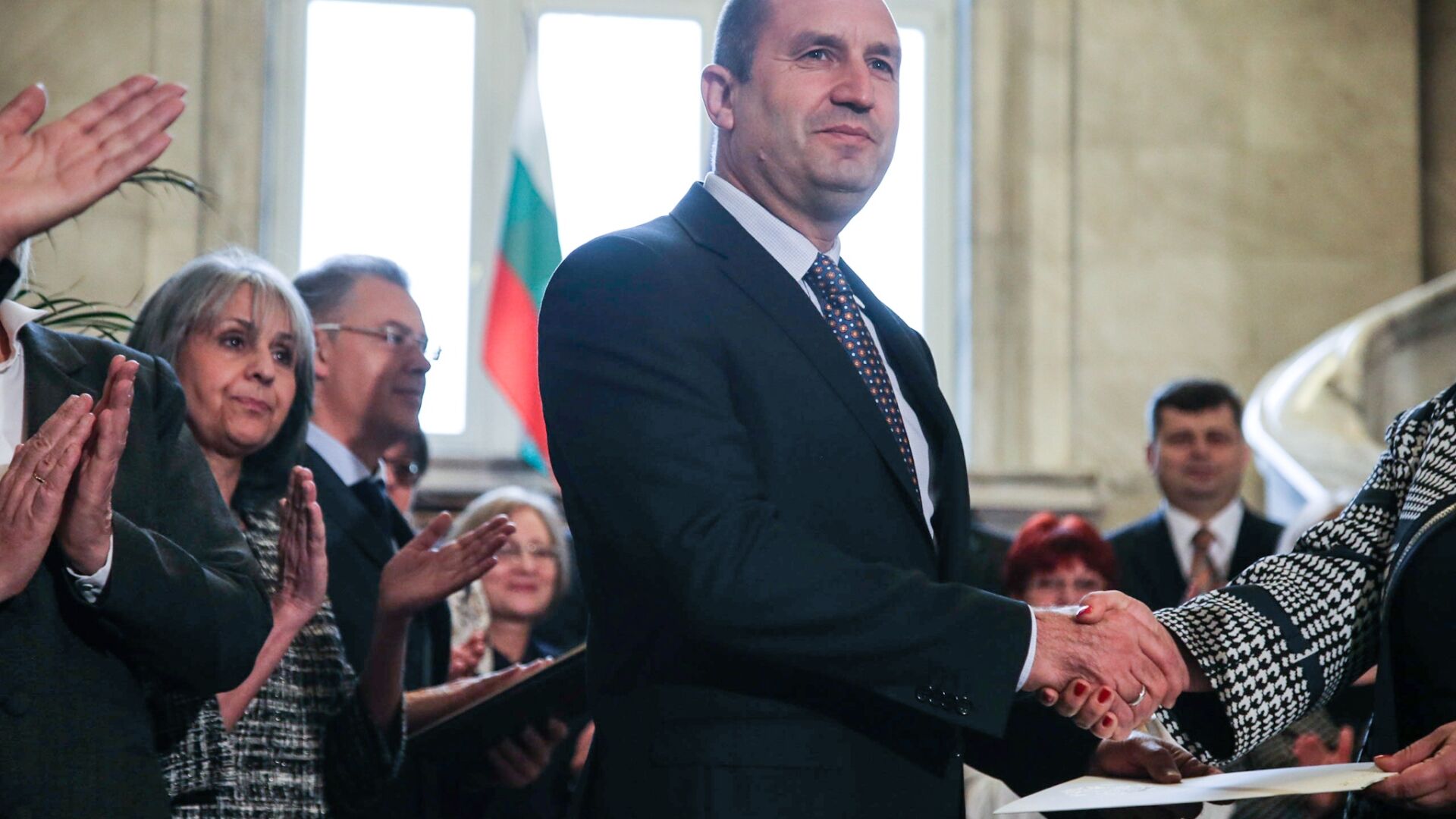ЦИК връчи на ген. Румен Радев решението за избирането му за президент
