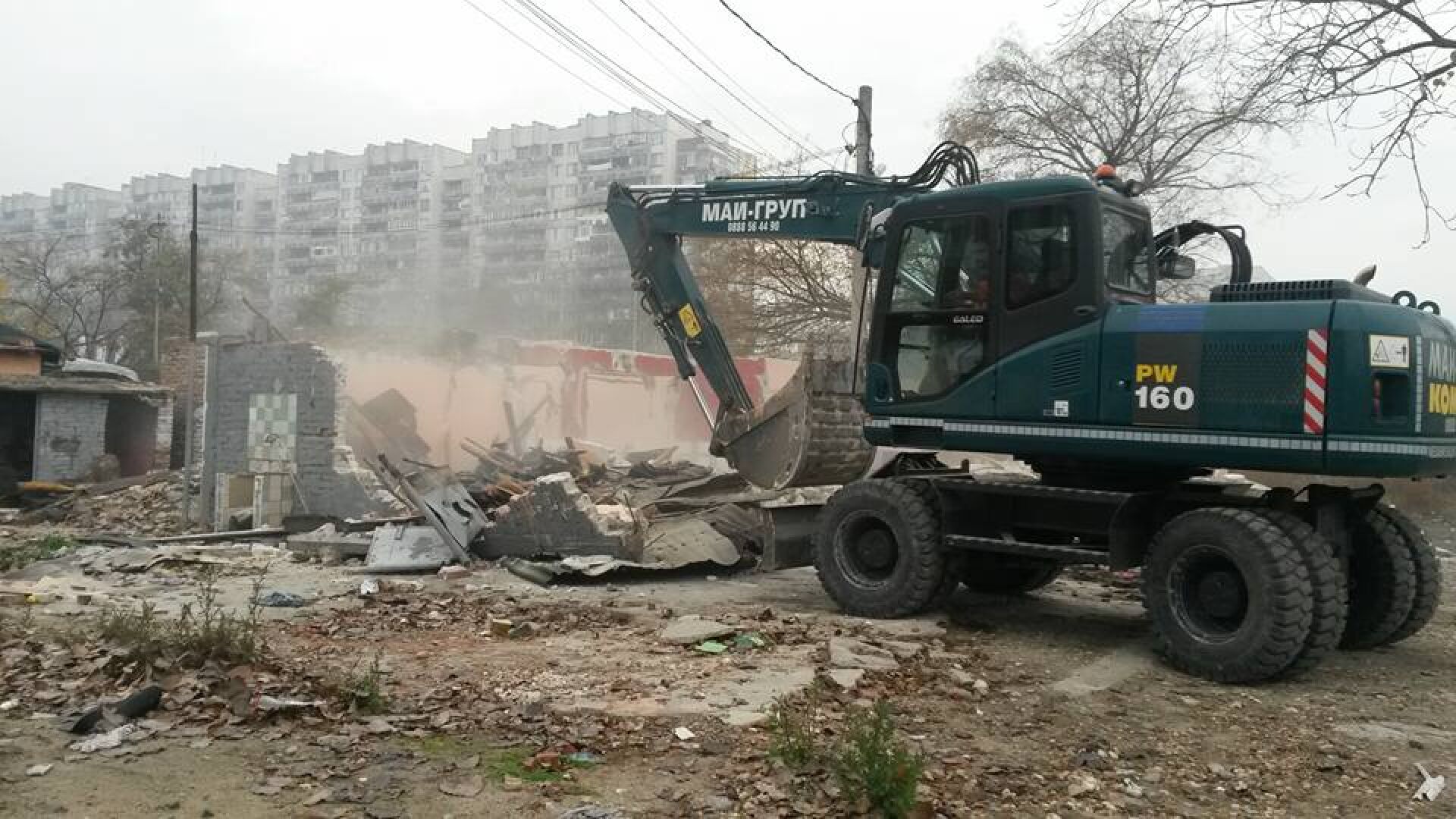 Бутат незаконни постройки в ромска махала в Пловдив