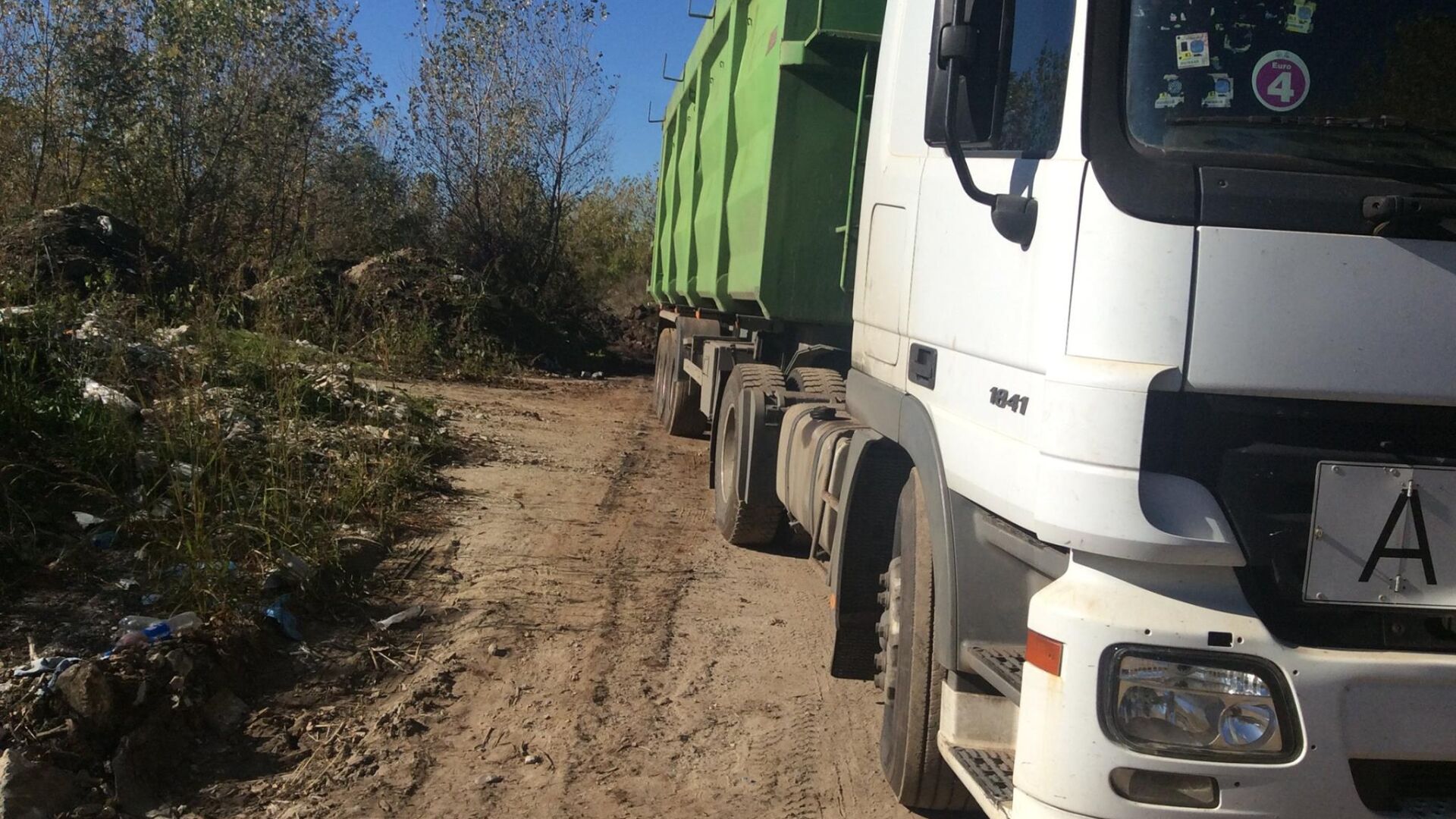 Заловиха камион с опасни отпадъци край Свищов 