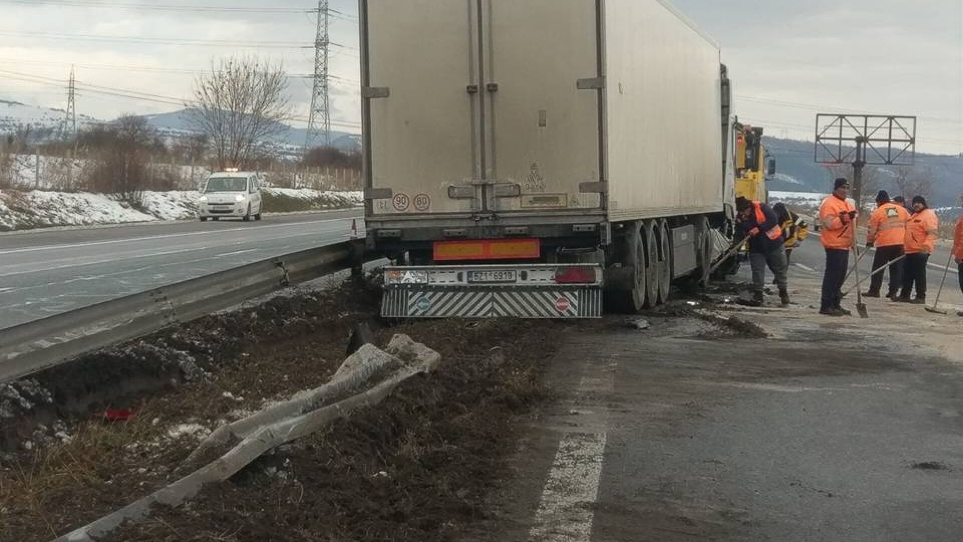Катастрофирал тир затрудни за два часа движението на АМ „Хемус” (СНИМКИ)