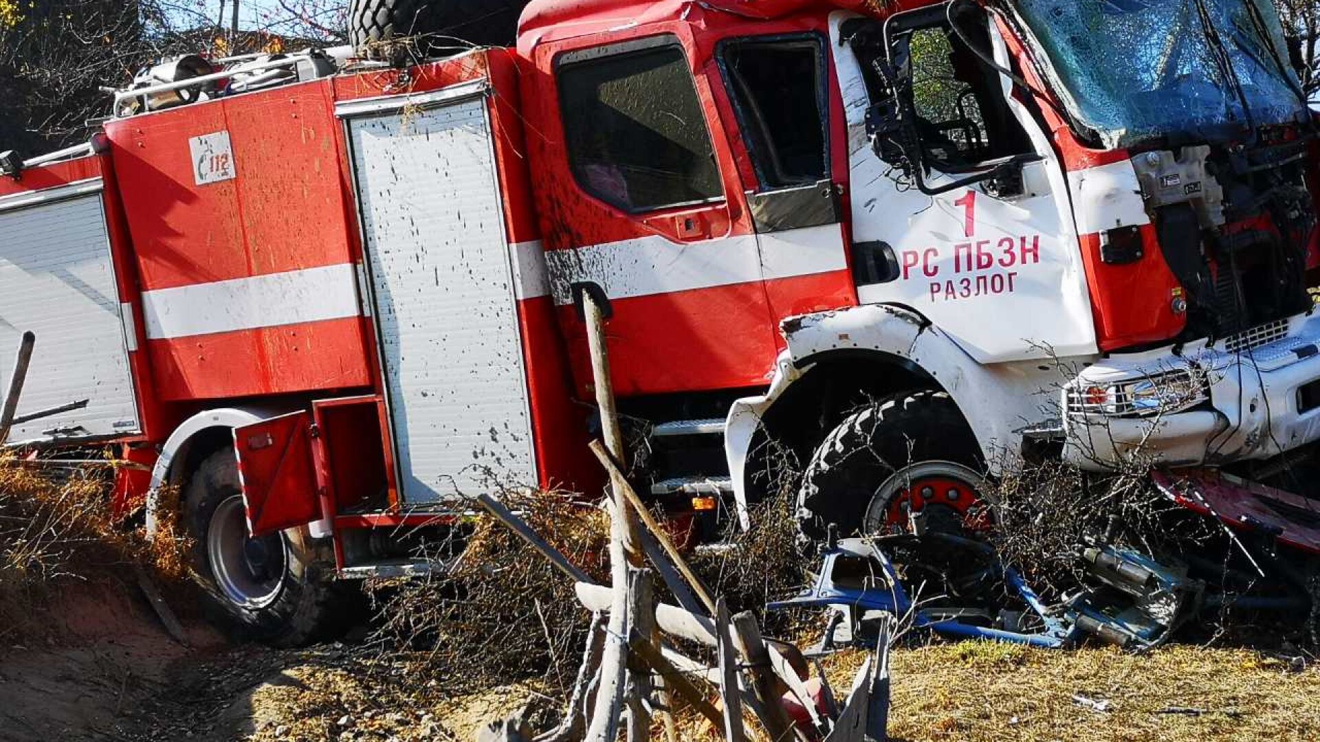 Кола на пожарната катастрофира тази нощ в Благоевградско (СНИМКИ)