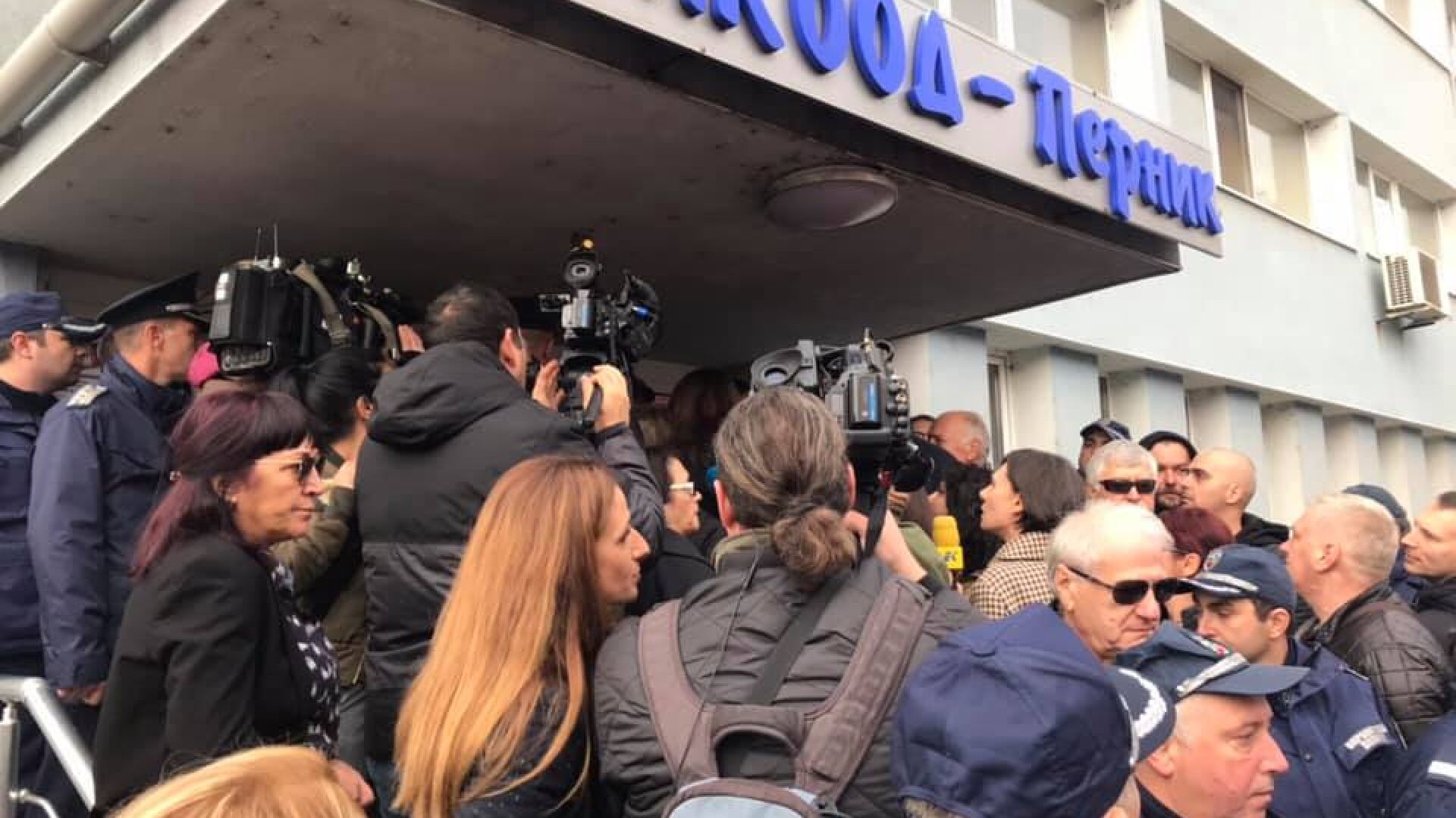 Протестиращите срещу водния режим в Перник опитаха да нахлуят в сградата на ВиК