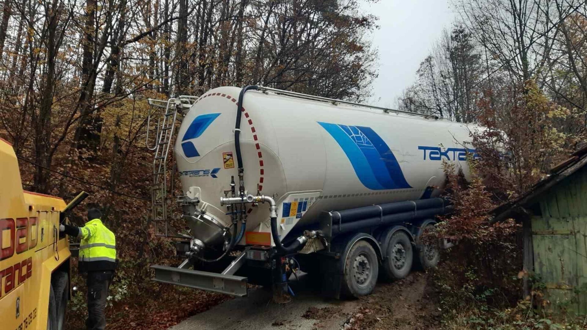 Цистерна аварира, блокира входа към село Драгневци и прекъсна тока за часове (СНИМКИ)