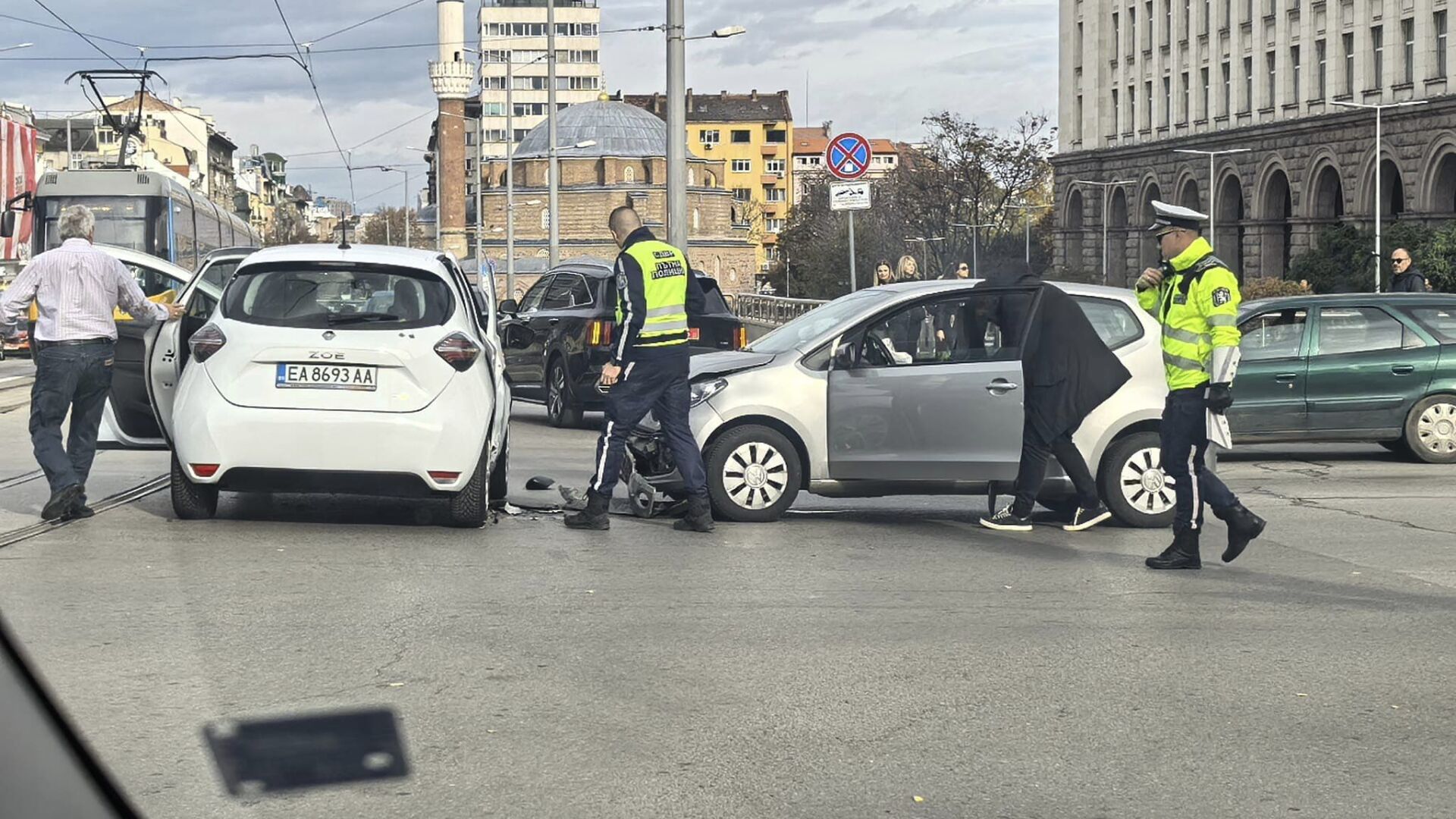 „Мина на червено“: Две коли се сблъскаха в центъра на София (ВИДЕО и СНИМКИ)