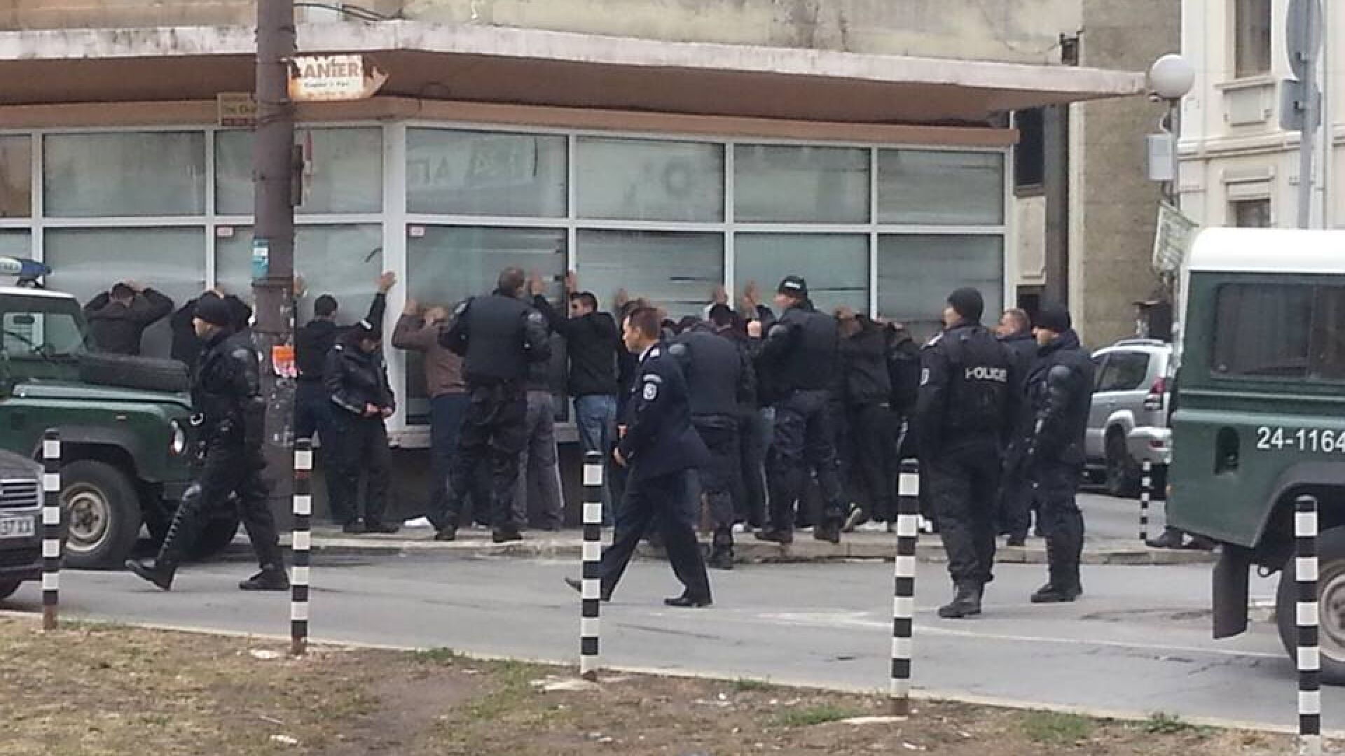 Група фенове на Динамо (Загреб) показно арестувани в София (СНИМКИ и ВИДЕО)