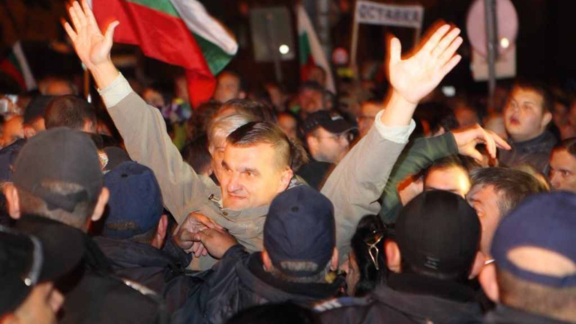 Блокада на МС и сблъсъци с полицията на 117-ия протестен ден (ГАЛЕРИЯ И ВИДЕО)