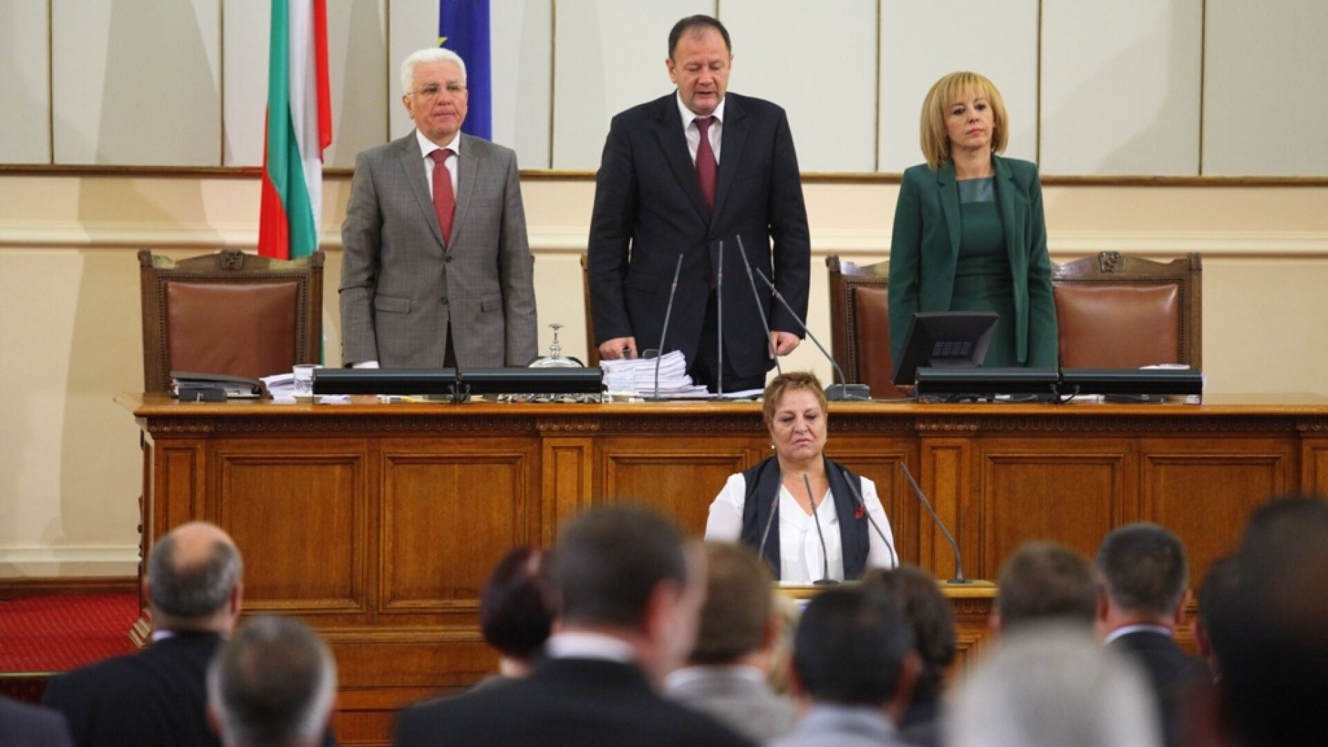 Игри с кворума в парламента, протест извън него
