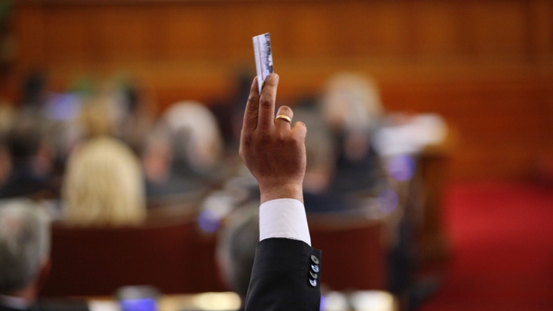 Игри с кворума в парламента, протест извън него