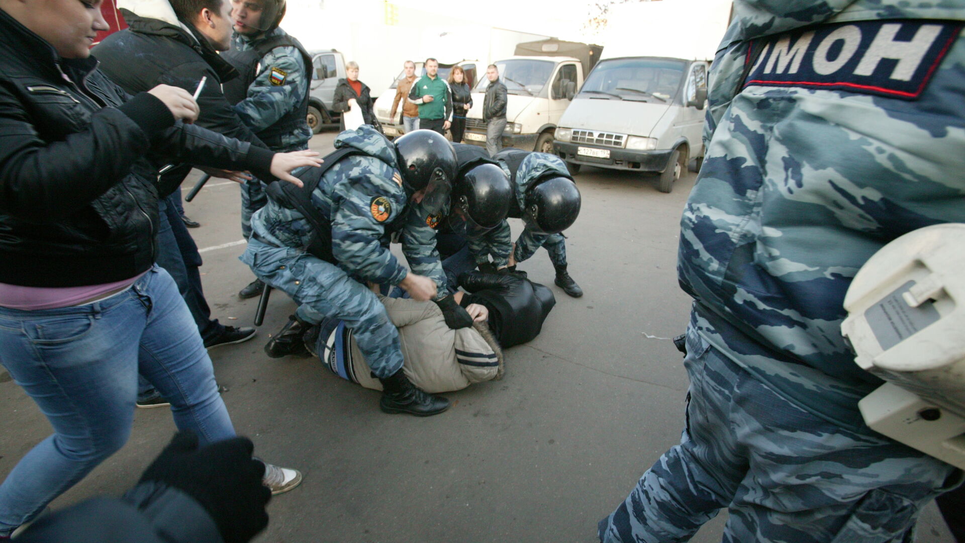 Близо 400 протестиращи арестувани при акция „Вулкан” на полицията в Москва