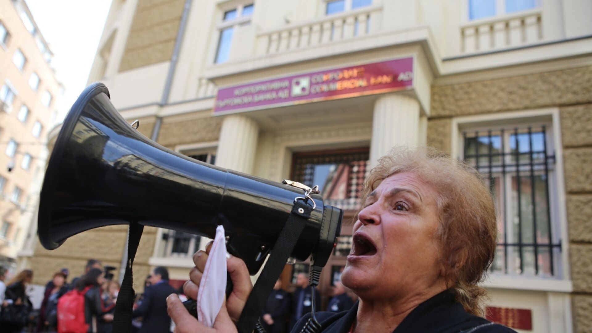Вложители опитаха да влязат в централата на КТБ 