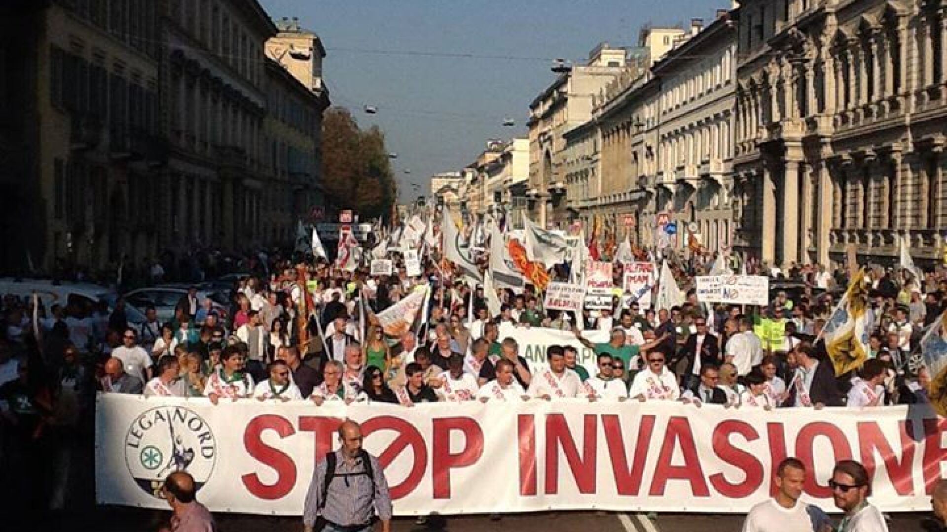 Хиляди италиански радикали протестираха срещу спасяването на мигранти в морето (СНИМКИ)