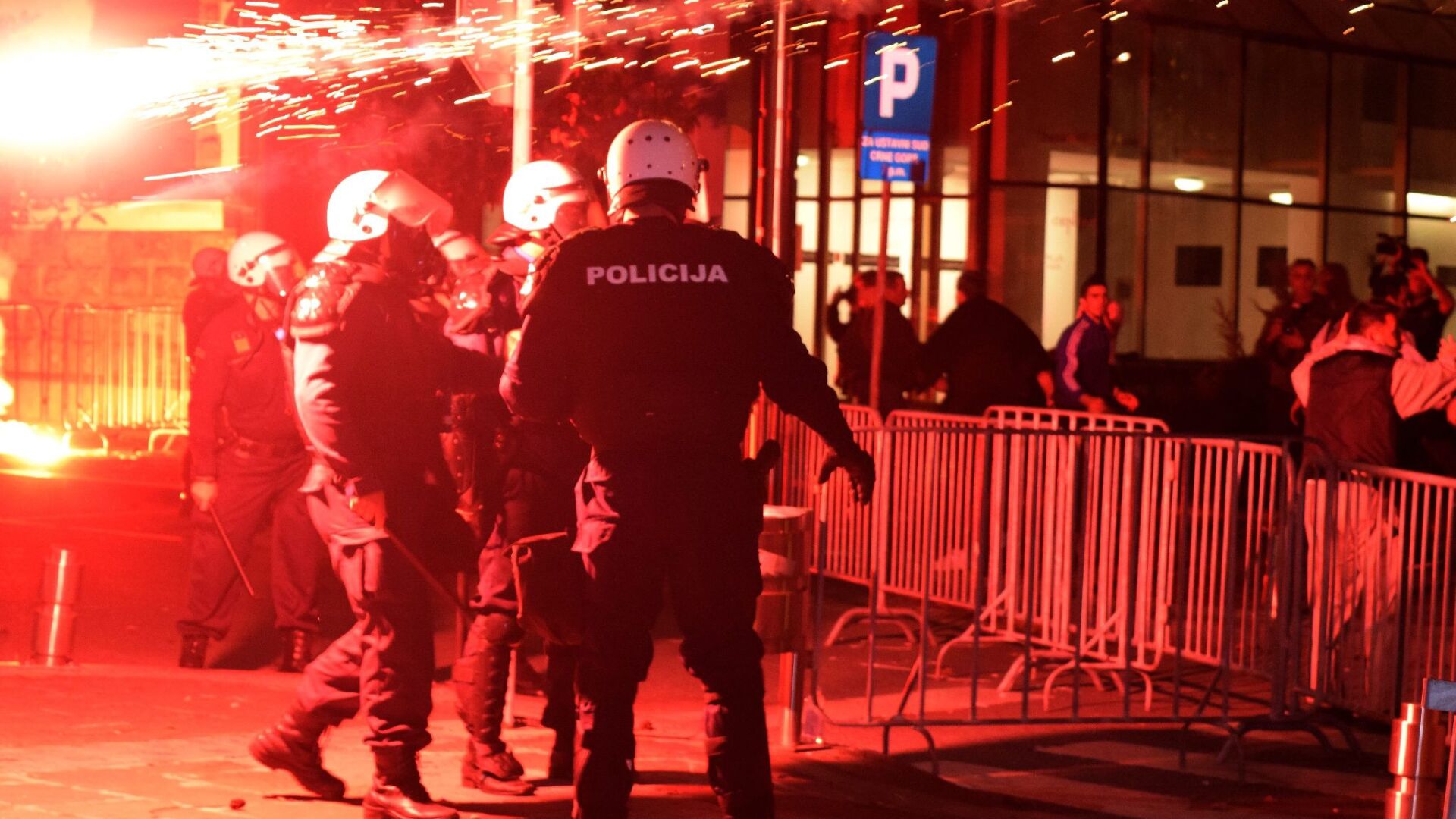 Полицията в Подгорица използва сълзотворен газ на антиправителствен протест  