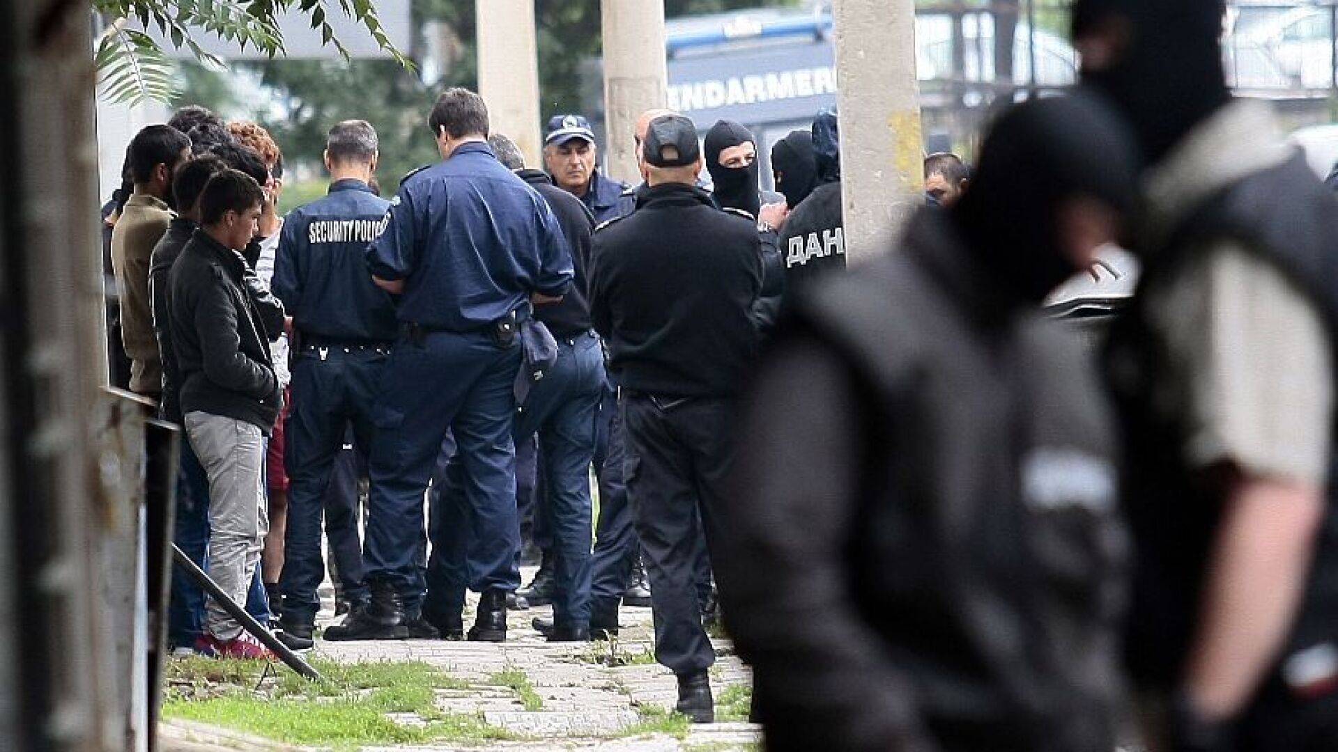 Осем души са задържани при спецакция срещу трафика на хора (СНИМКИ)