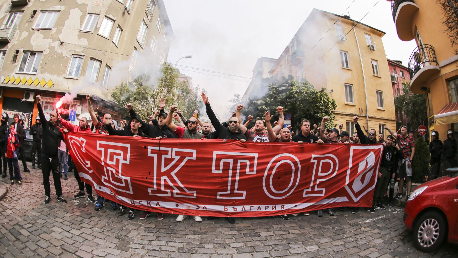 Феновете на ЦСКА окупираха 