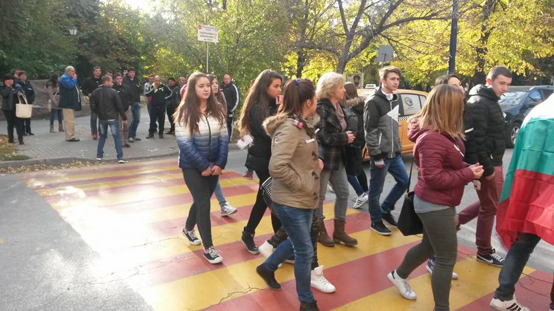 Близки и приятели на задържан за побой над лекар се вдигнаха на протест