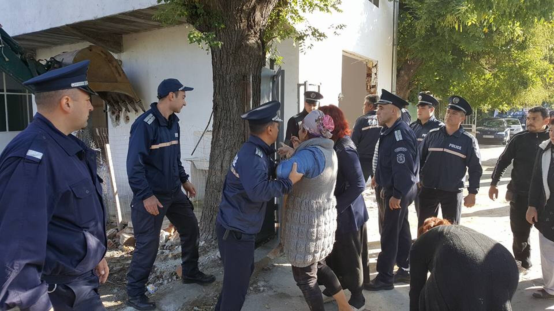 Отново бутат незаконни постройки в „Арман махала” (СНИМКИ)