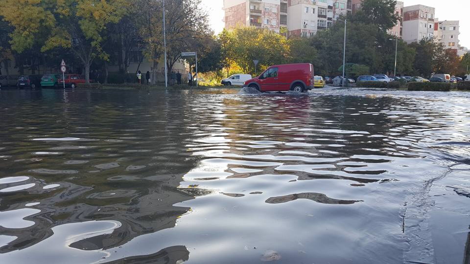 Авария наводни улиците на ж.к. „Тракия” в Пловдив (СНИМКИ)