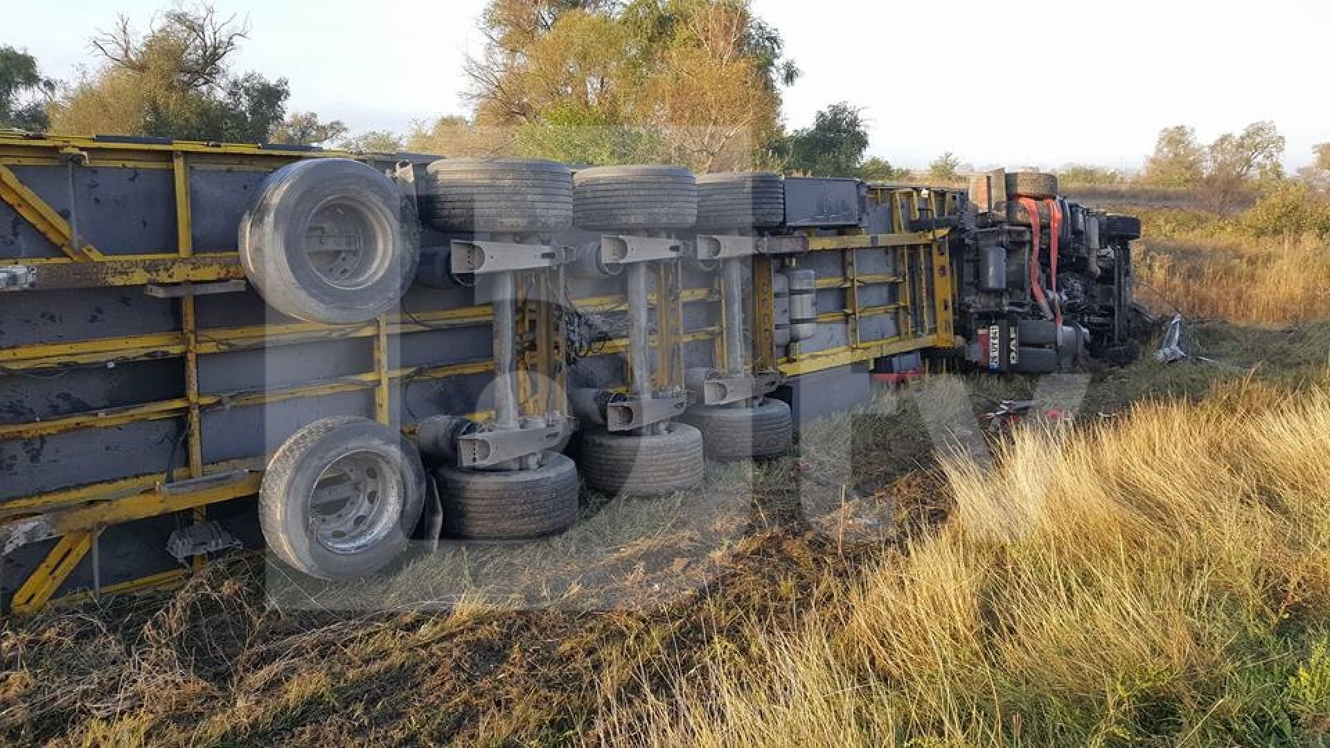 Тир с шоколад скъса мантинелата на АМ „Тракия“ и премина в насрещното