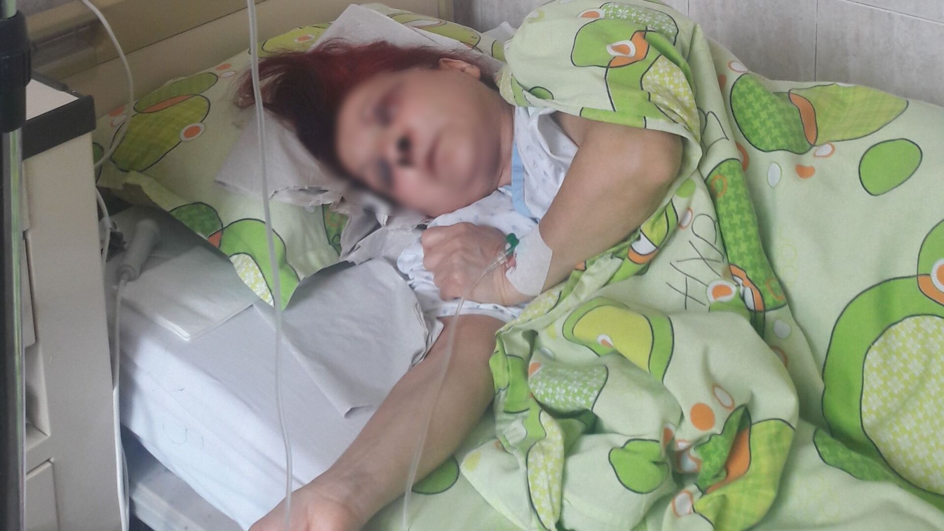 Дрогиран преби медицинска сестра и опита да души пациентка в 
