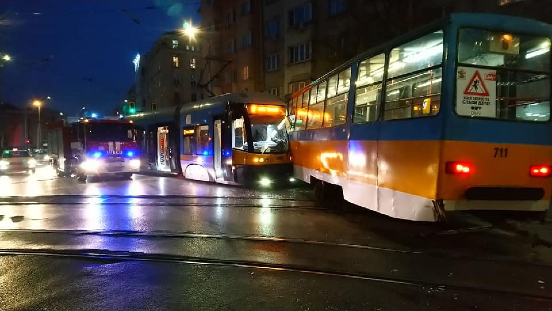 Трамваи се удариха в центъра на София (СНИМКИ)