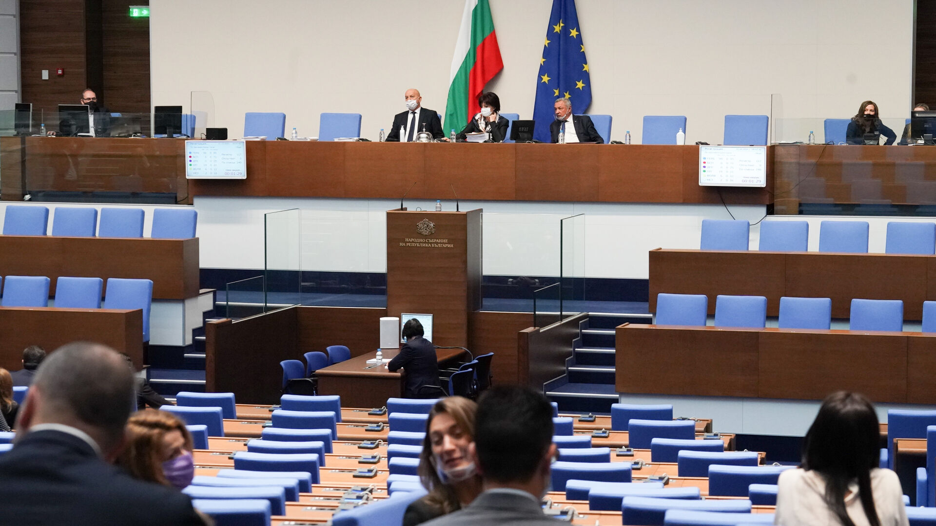 Липса на кворум отложи заседанието на парламента