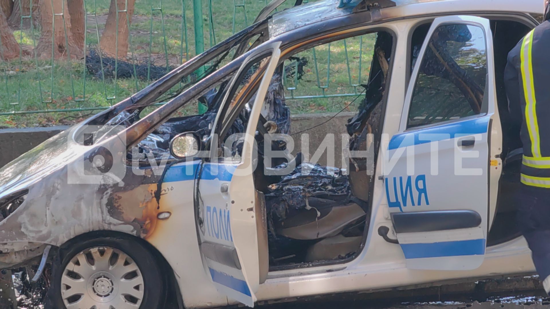 Полицейски автомобил пламна в движение в Русе (СНИМКИ)