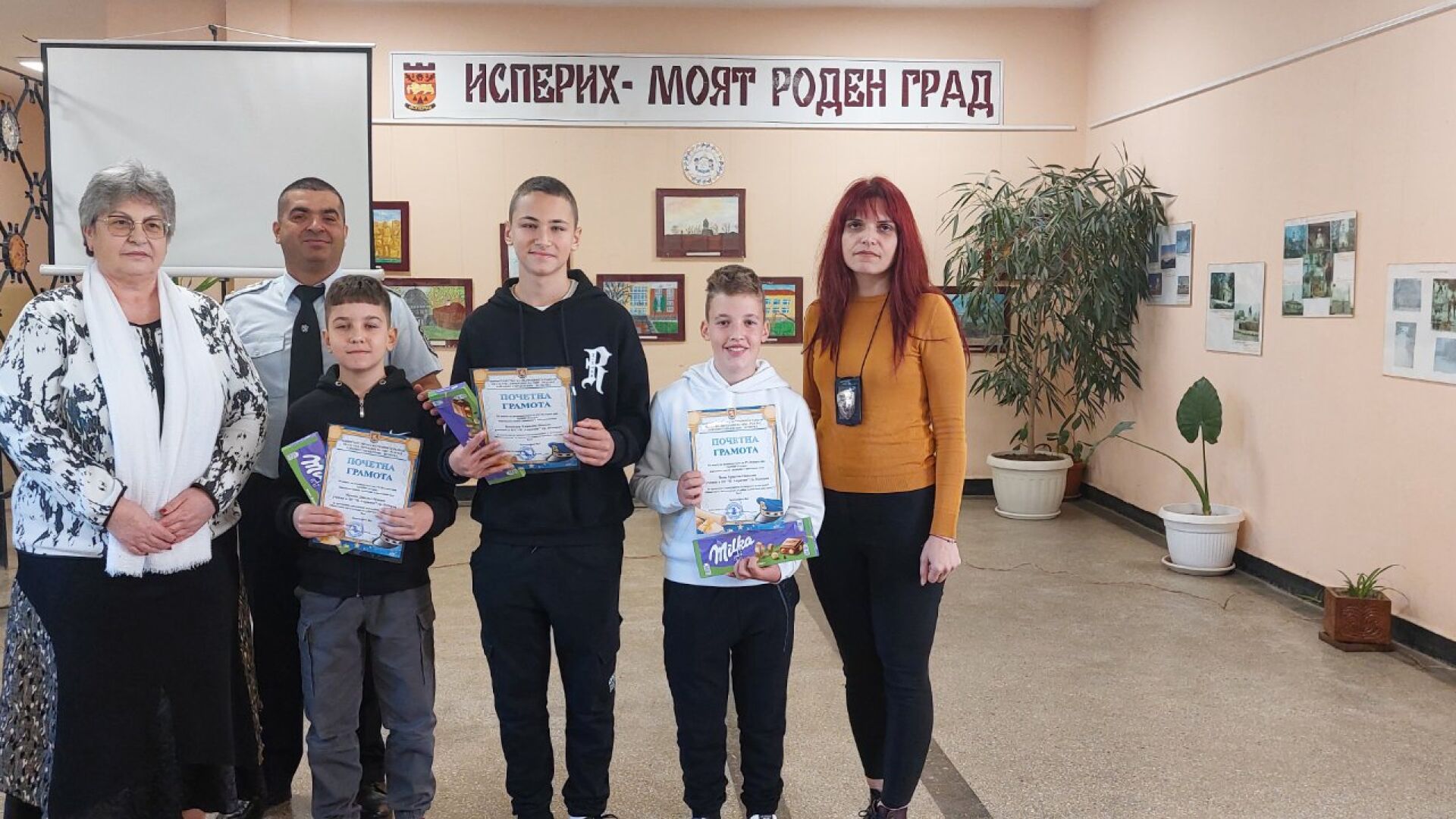 Ученици от Исперих върнаха портмоне с пари, открито пред изборна секция