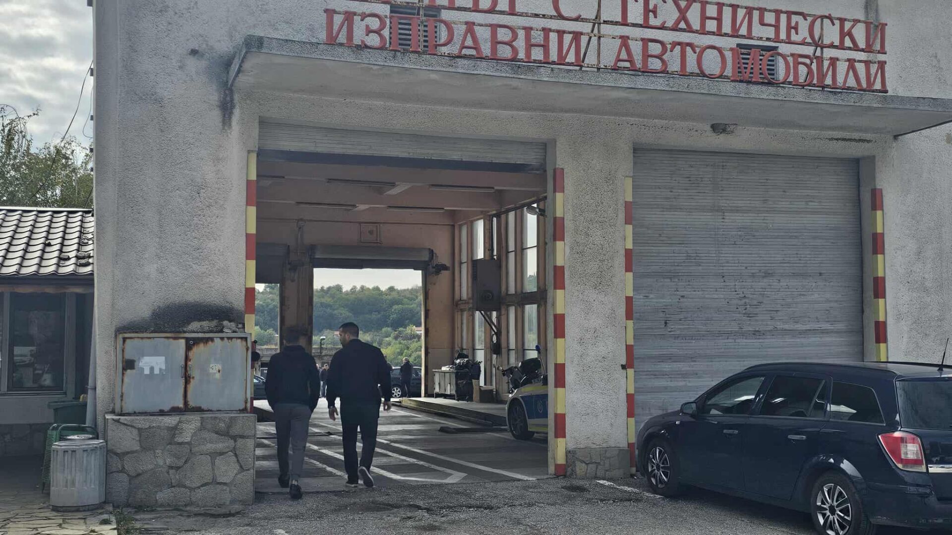 Задържаните служители от 