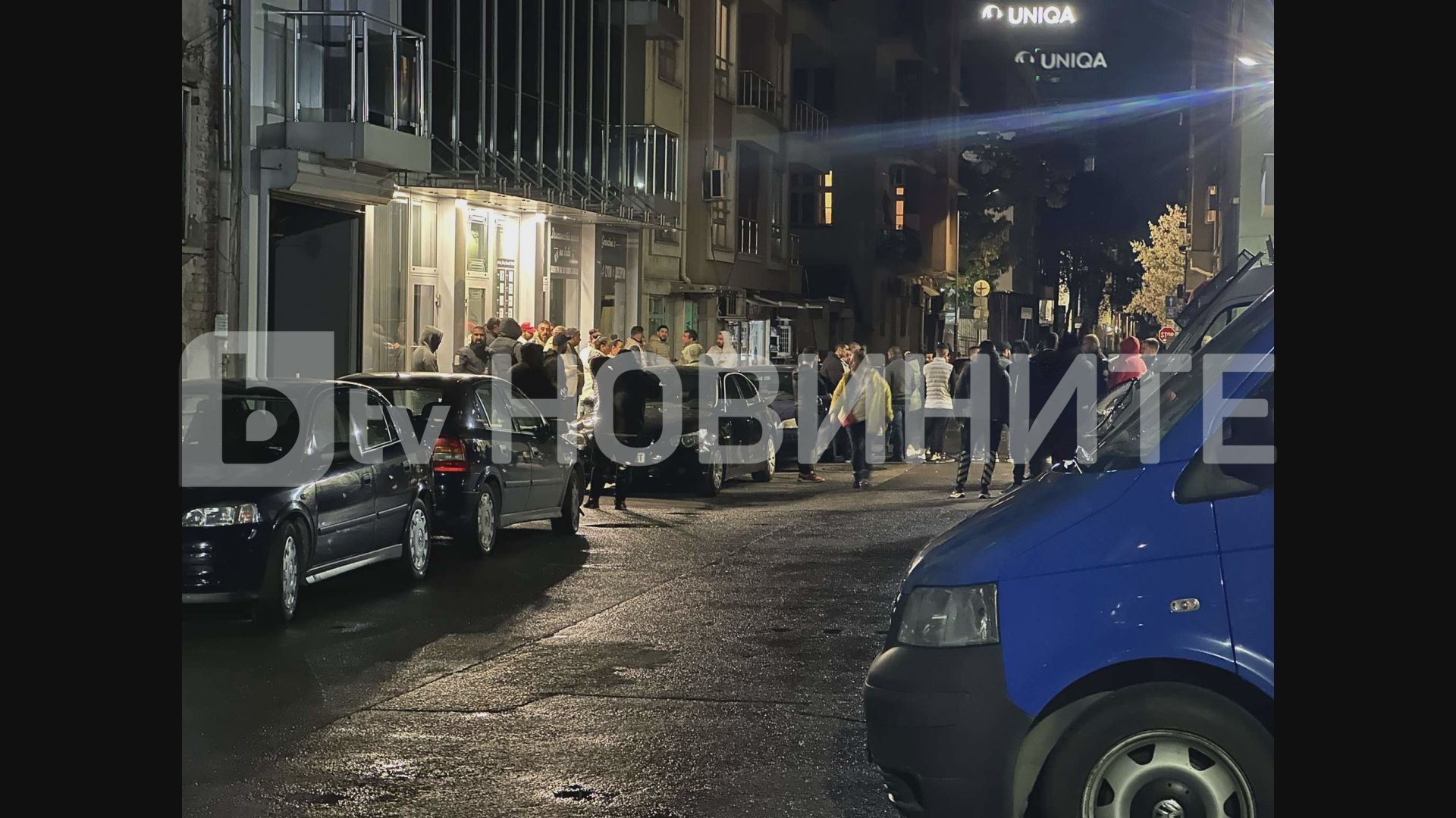 Близки на починалото 15-годишно момче, нападнато с нож в мол, се събраха пред СДВР (СНИМКИ)