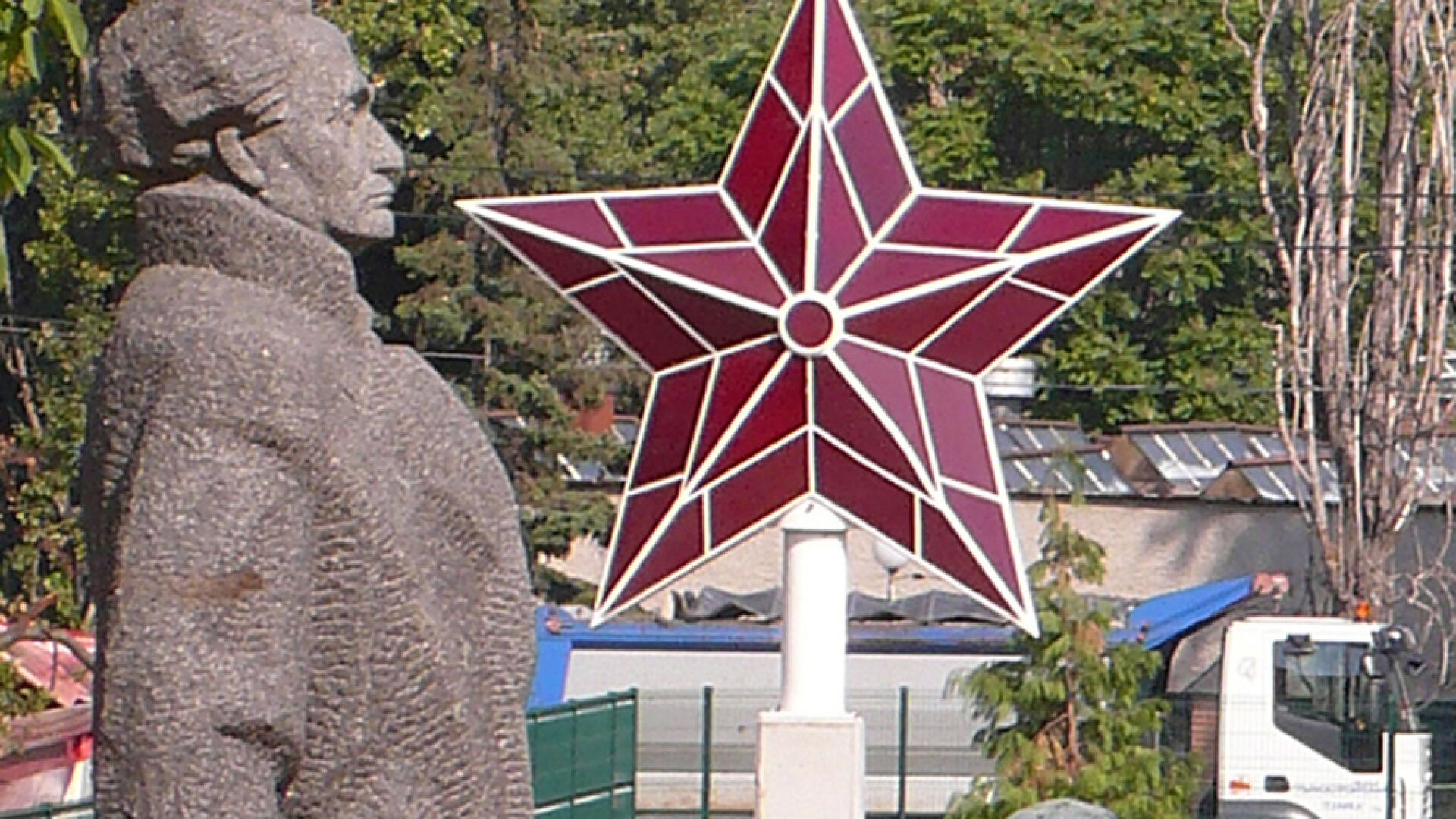 Откриха домa на комунизма