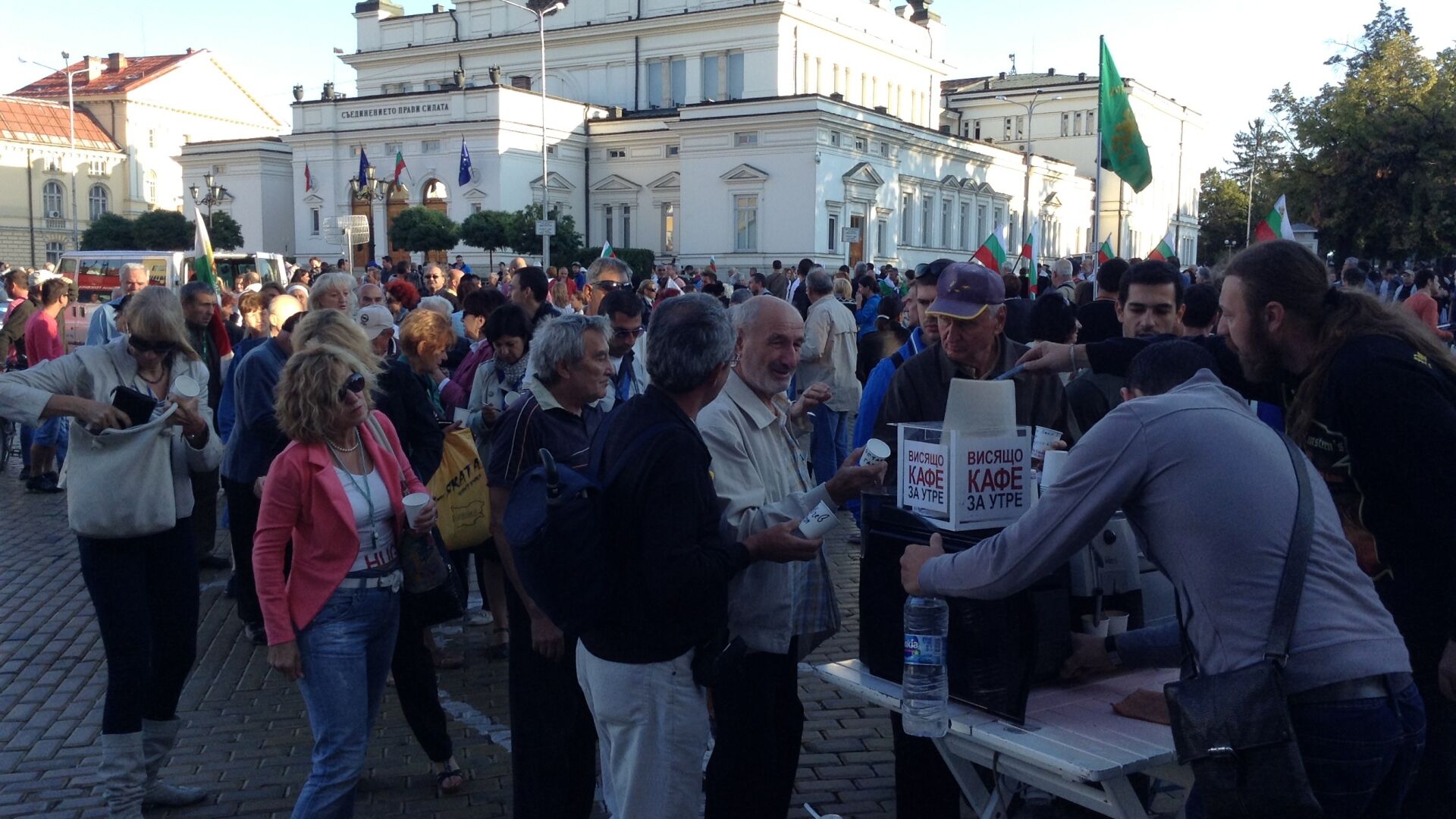 Първите автобуси с привърженици и противници на кабинета се появиха в ранни зори
