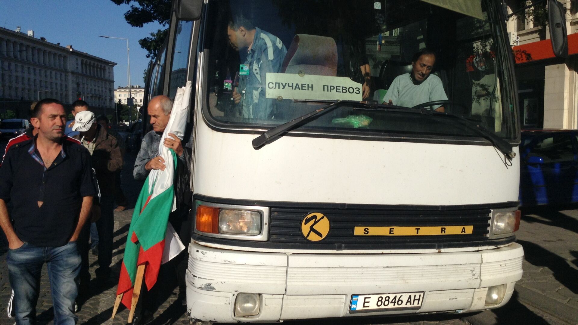 Първите автобуси с привърженици и противници на кабинета се появиха в ранни зори