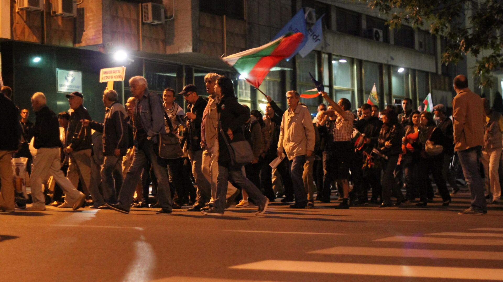 Протестът пак тръгна по партийните централи