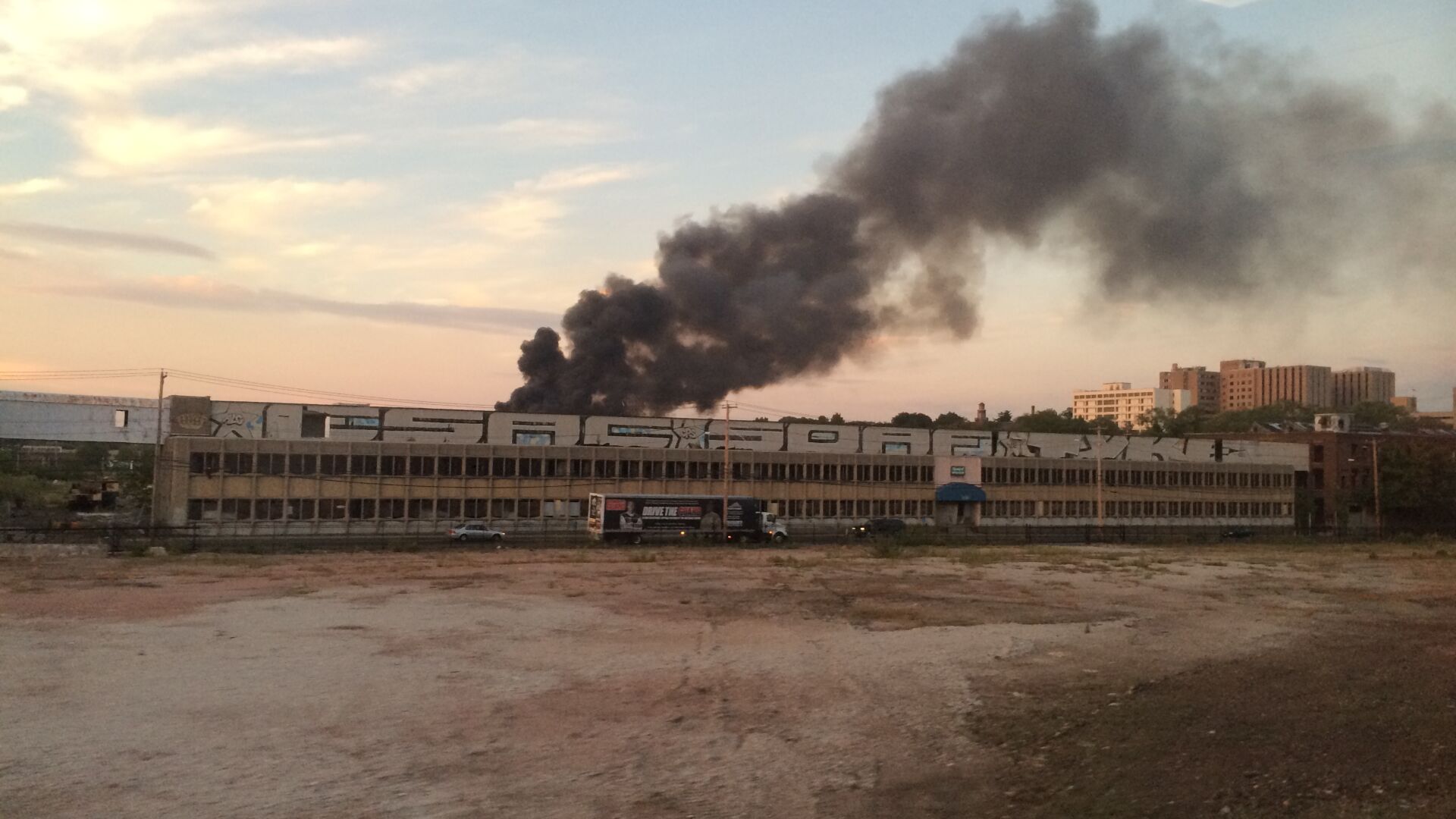 Огромен пожар в парфюмериен склад в Кънектикът
