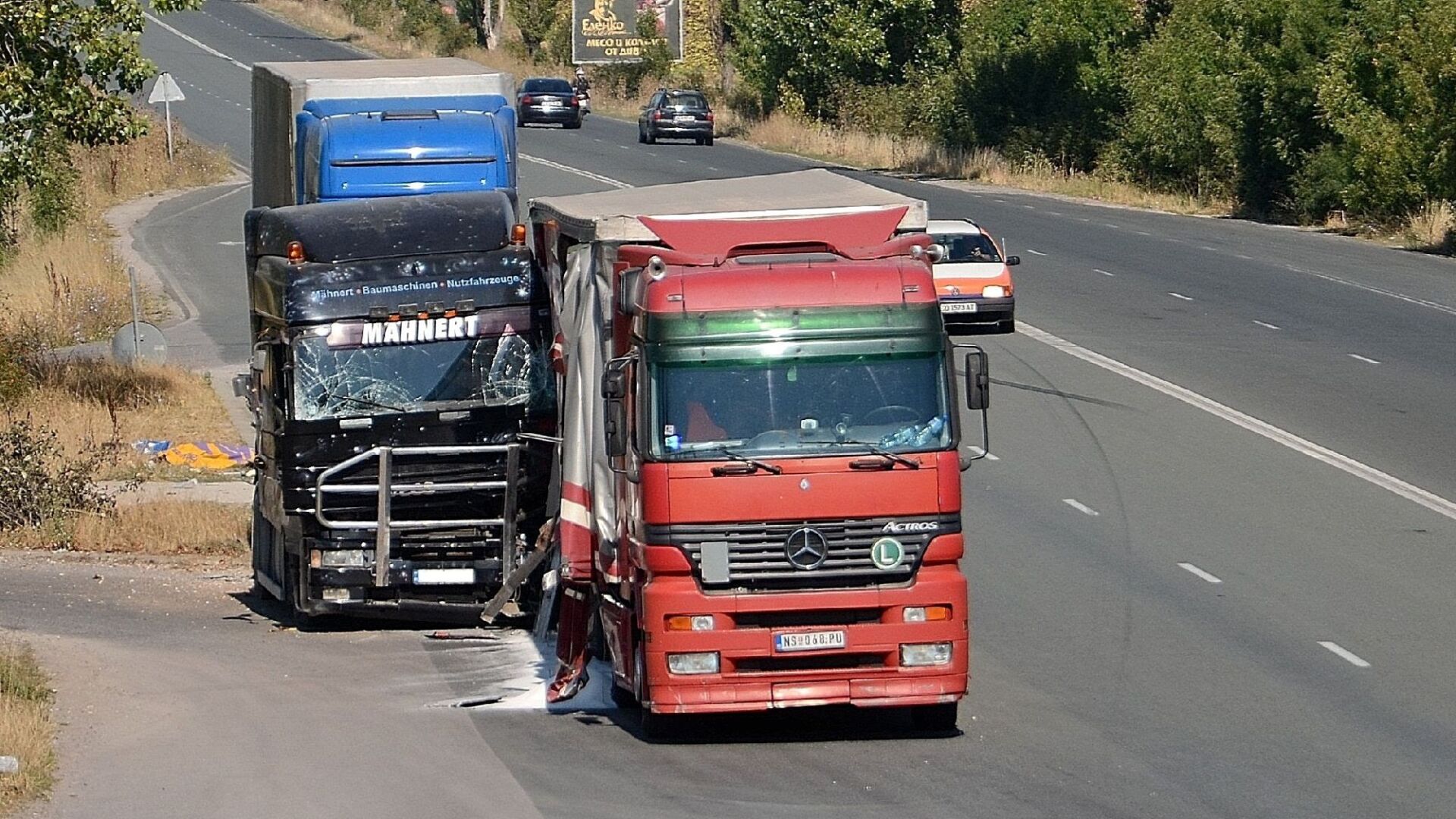 Камион блъсна служител на ДАИ по време на проверка