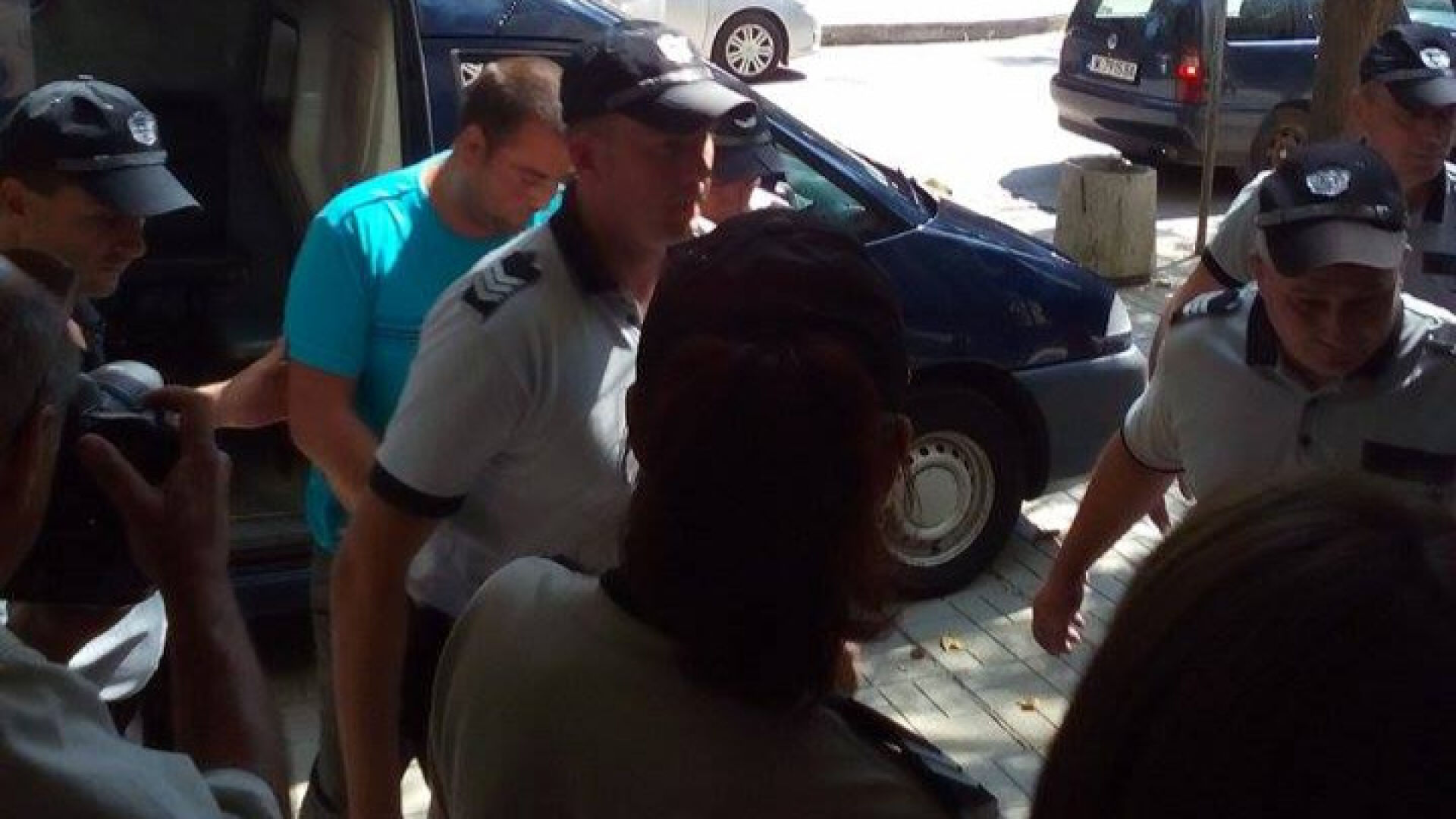 Свързван с камиона ковчег остава в монтанския арест