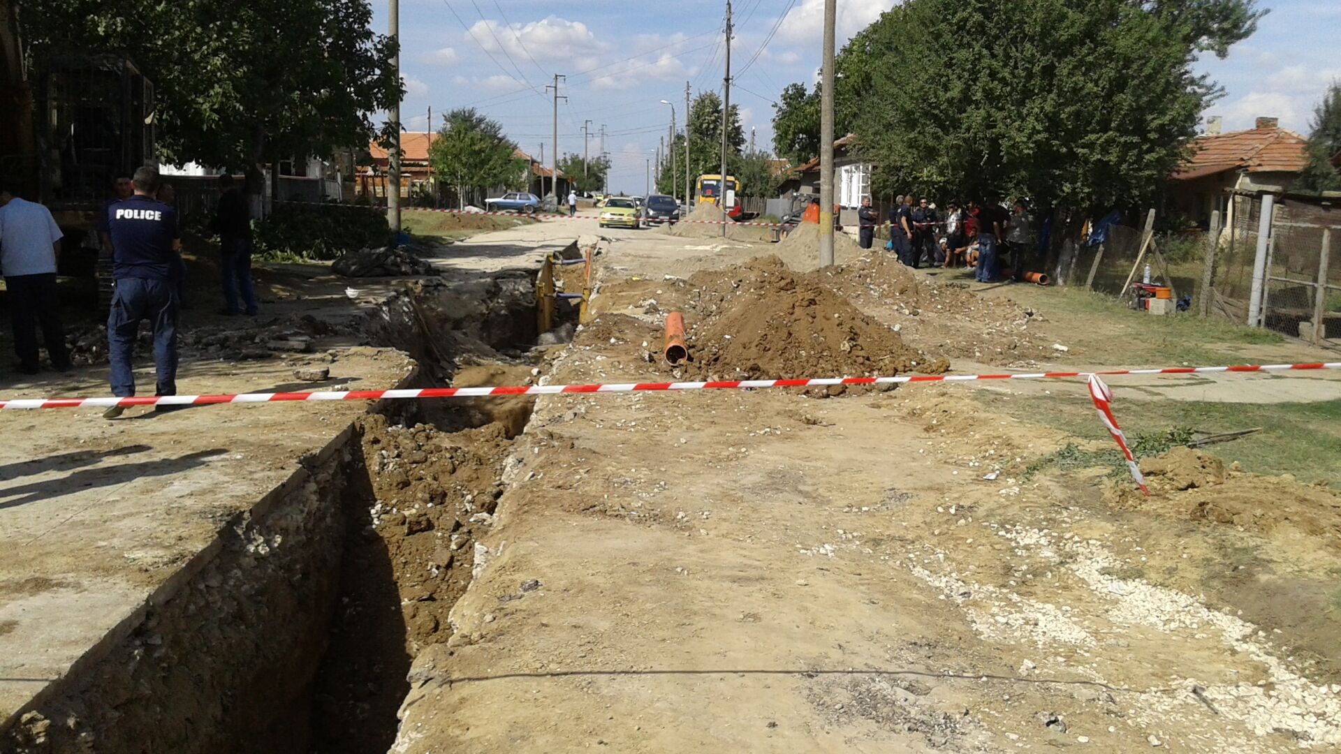 Голямо количество земна маса затрупа работник в Исперих