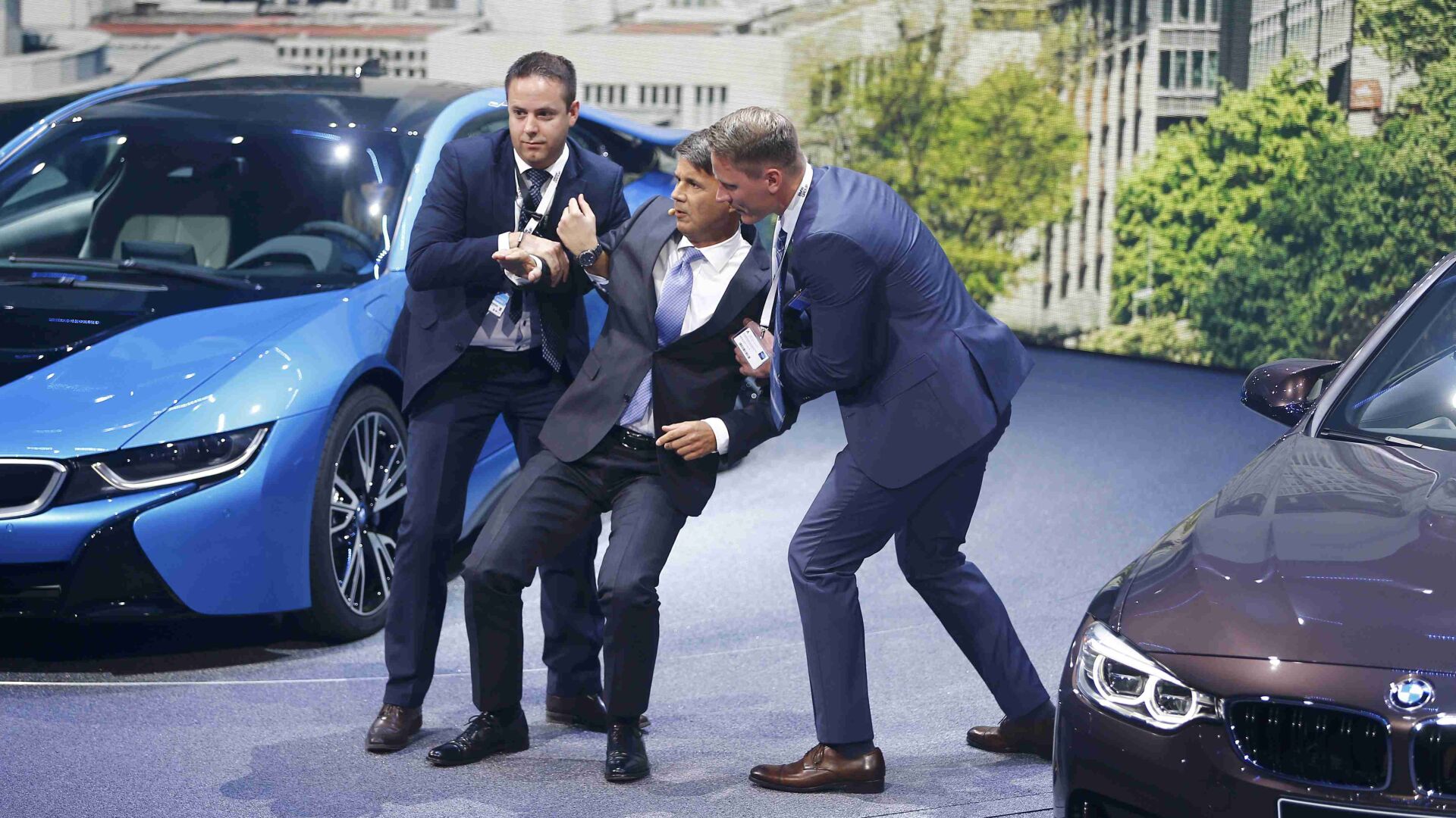 Шефът на BMW припадна на автосалона във Франкфурт (ВИДЕО)